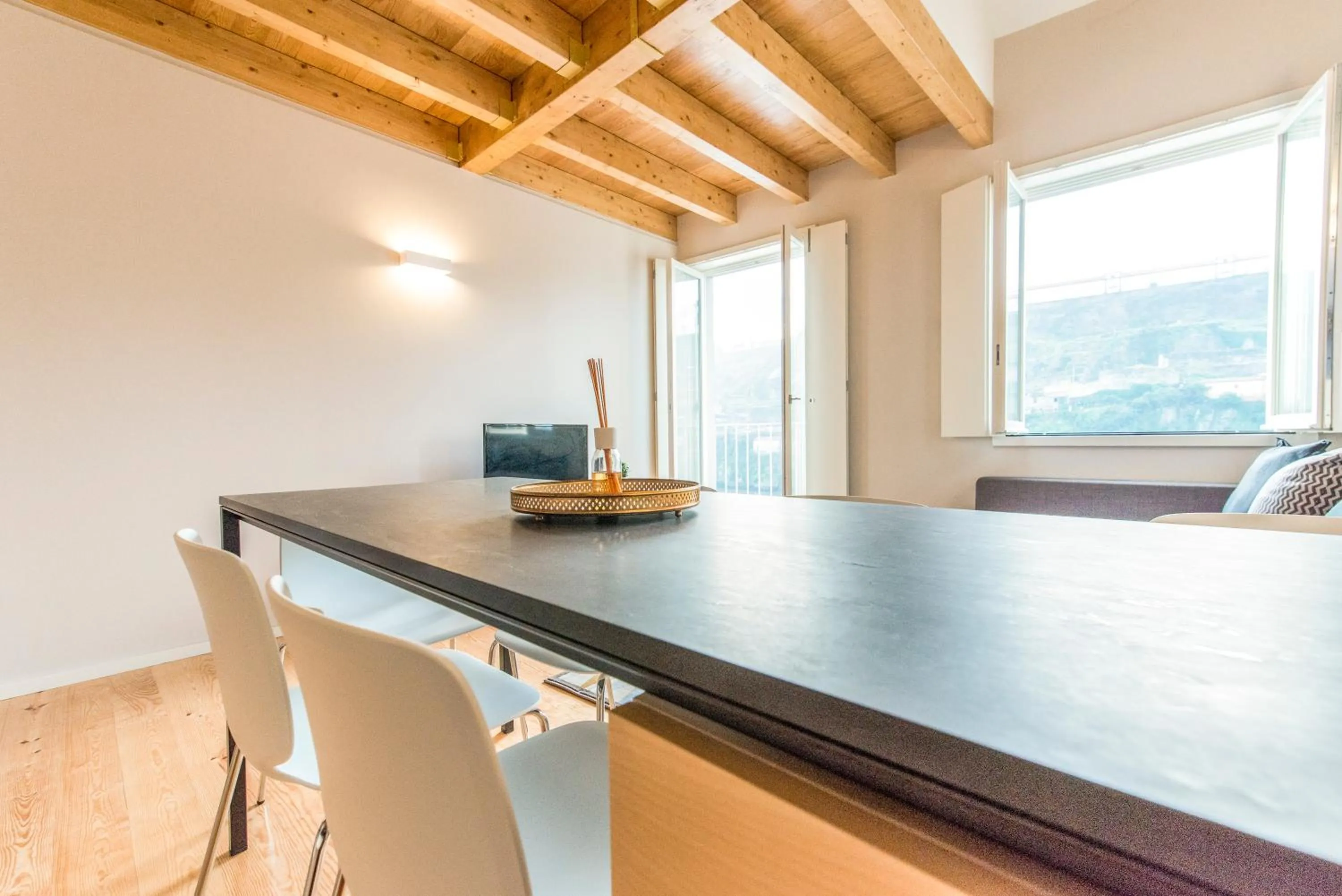 Dining area in Oporto Trendy River