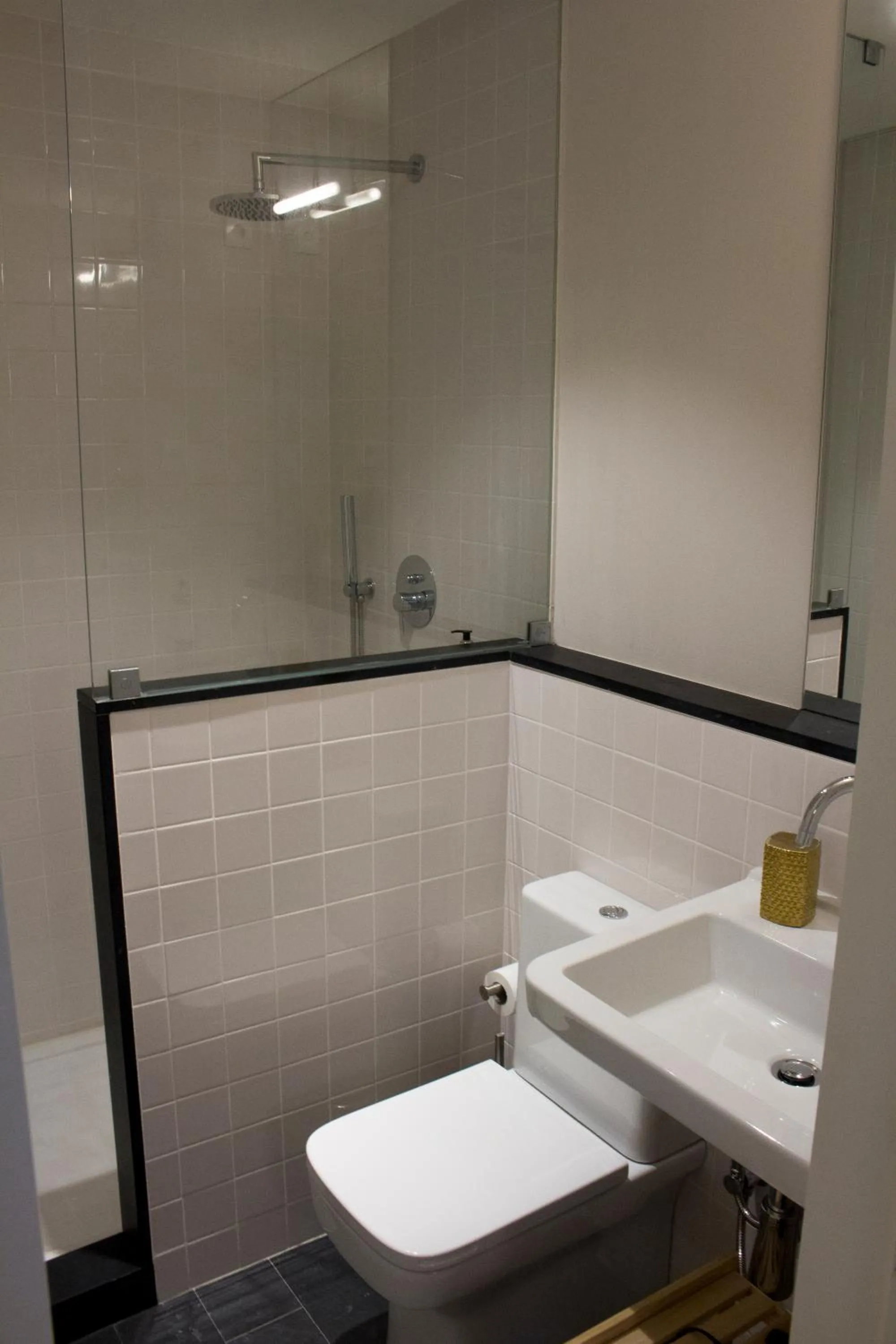 Bathroom in Oporto Trendy River