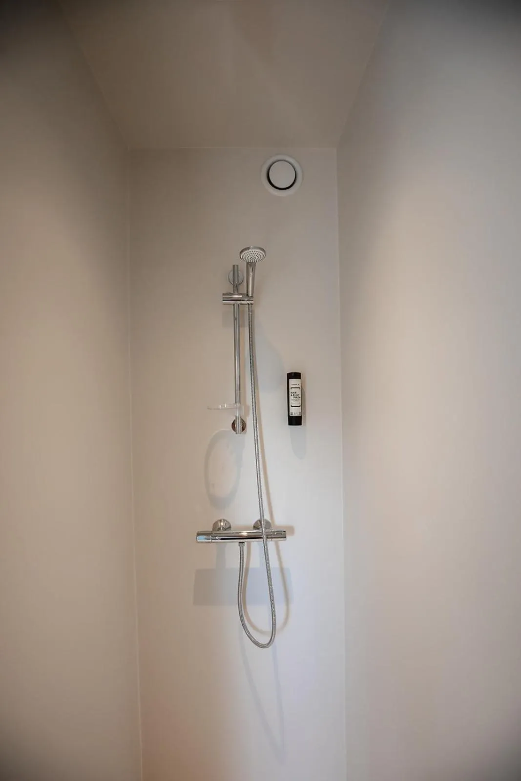 Shower in Hotel Rose Red