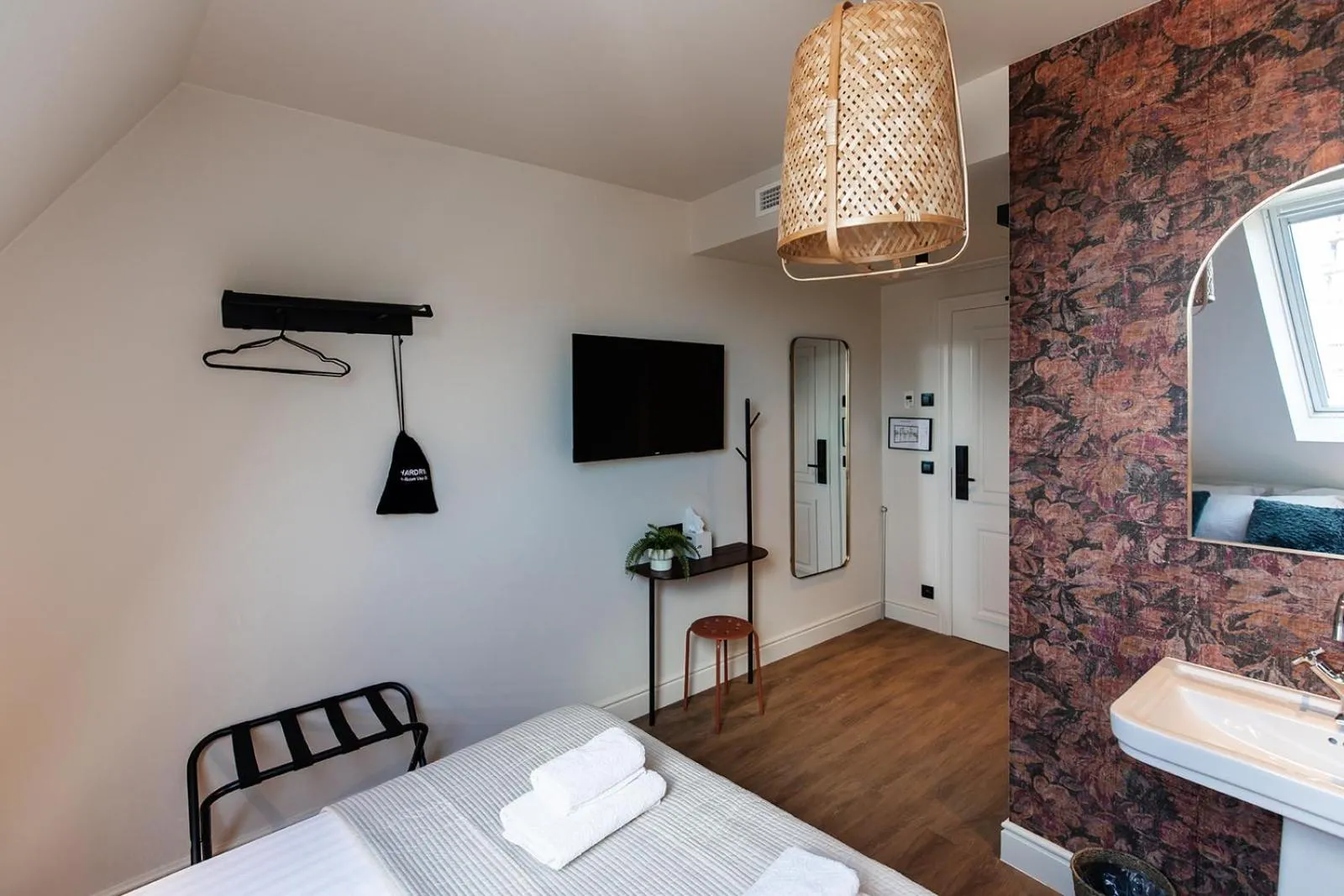 Bedroom, Bed in Hotel Rose Red