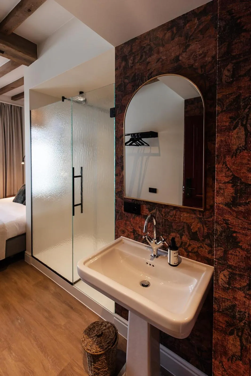Bathroom, Bed in Hotel Rose Red