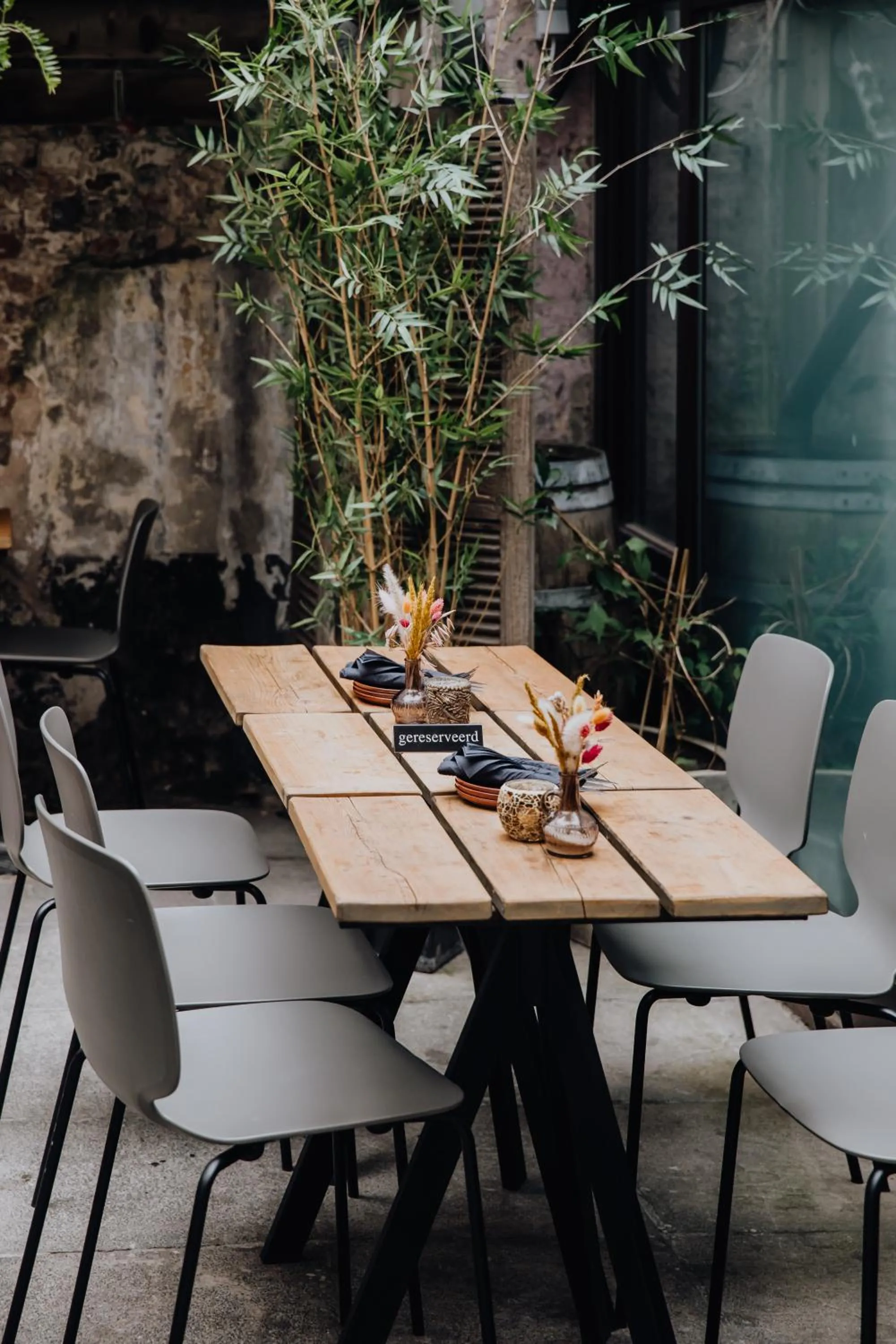 Seating area in Hotel Rose Red