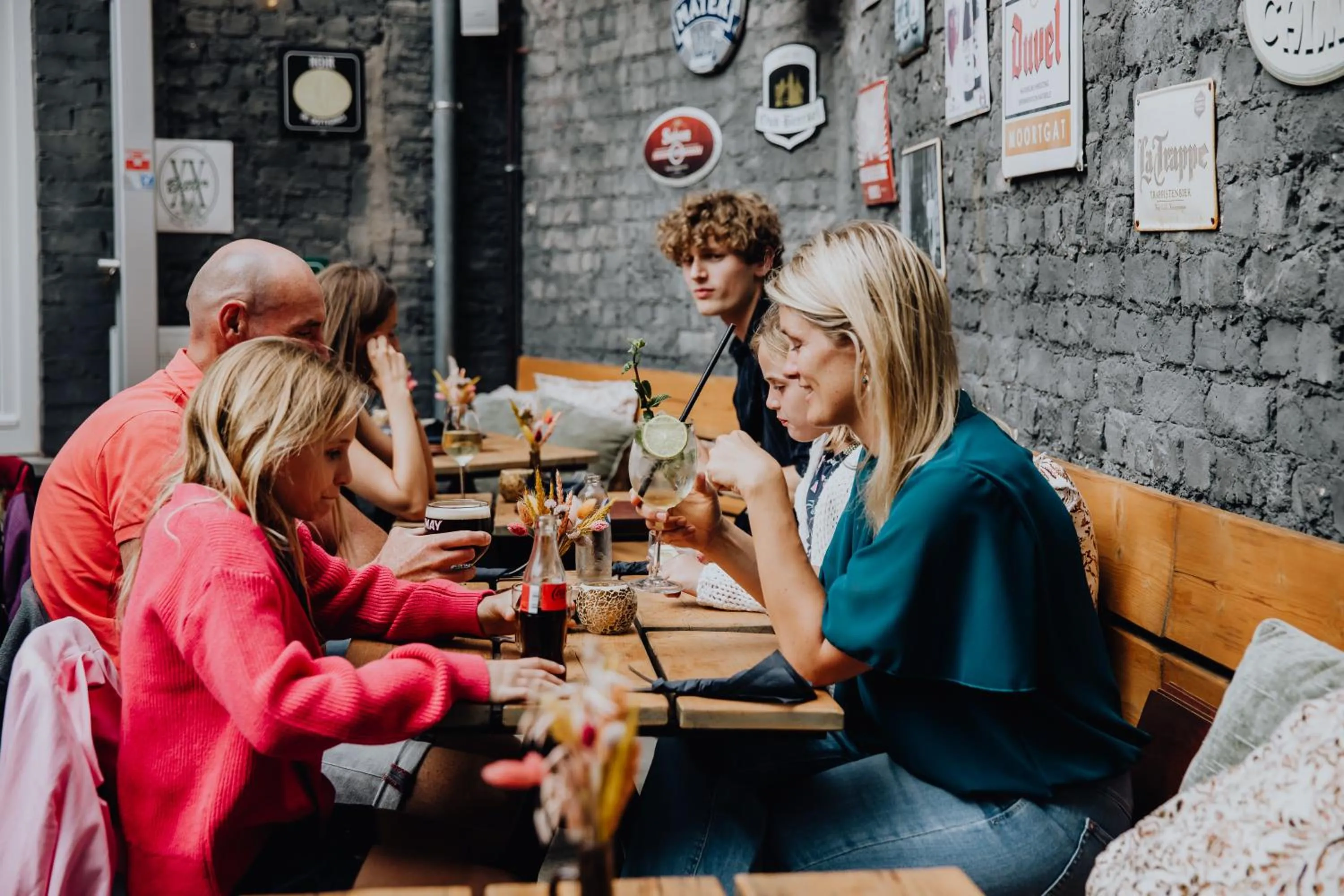 Restaurant/places to eat in Hotel Rose Red