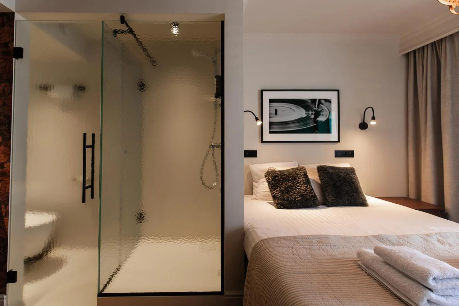 Bathroom, Bed in Hotel Rose Red