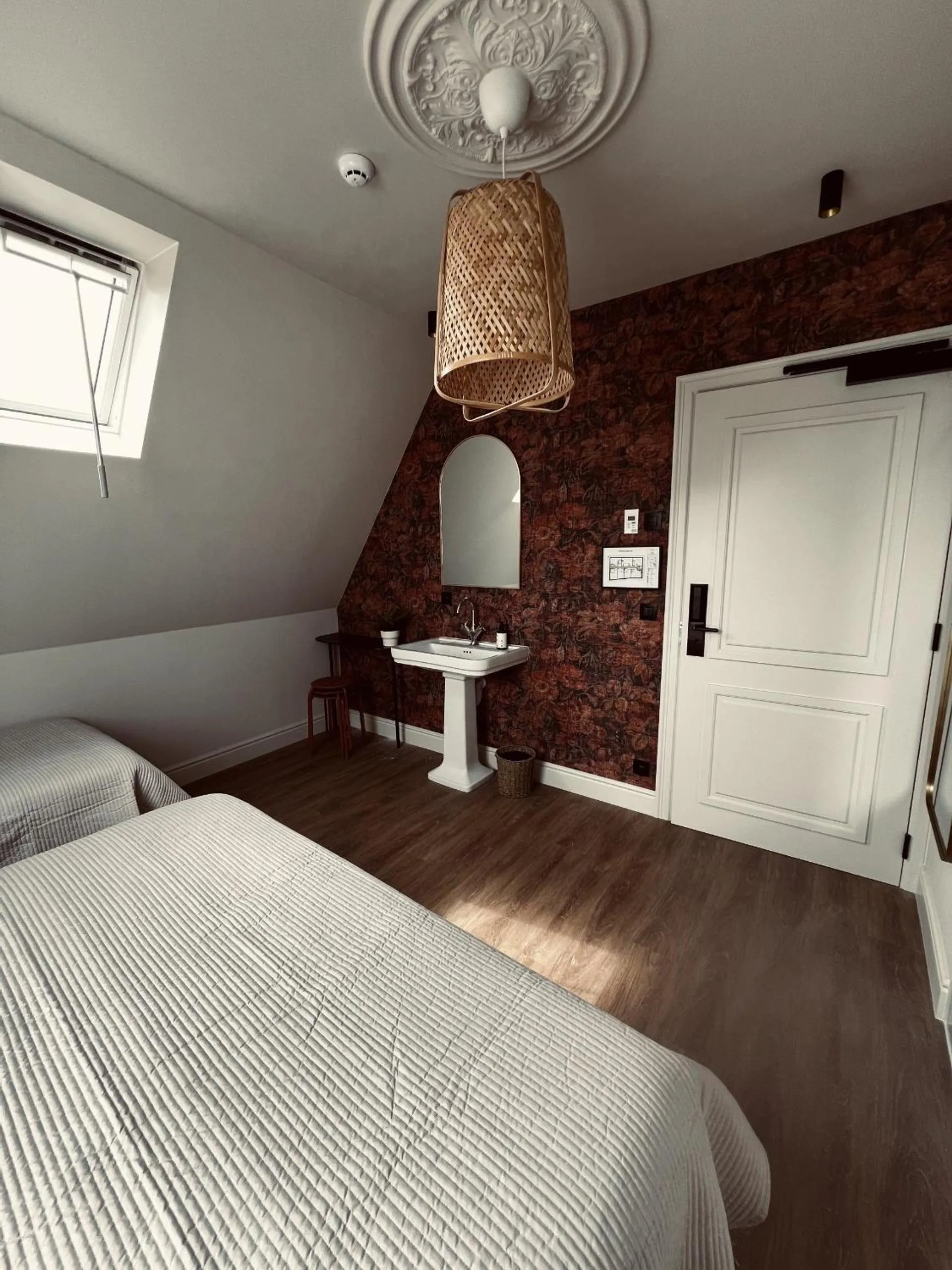 Bathroom, Bed in Hotel Rose Red