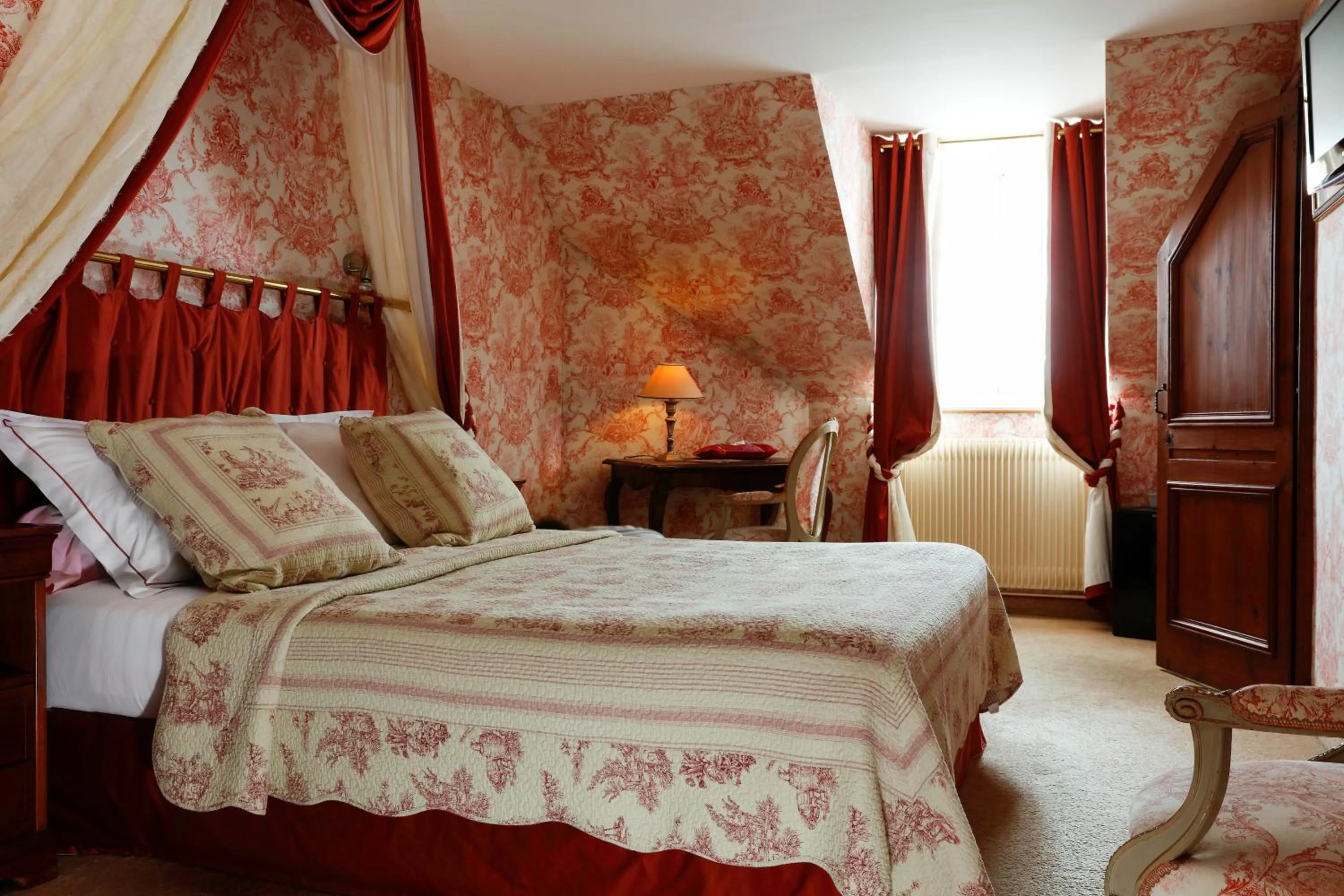 Photo of the whole room, Bed in Hôtel L'Ecrin