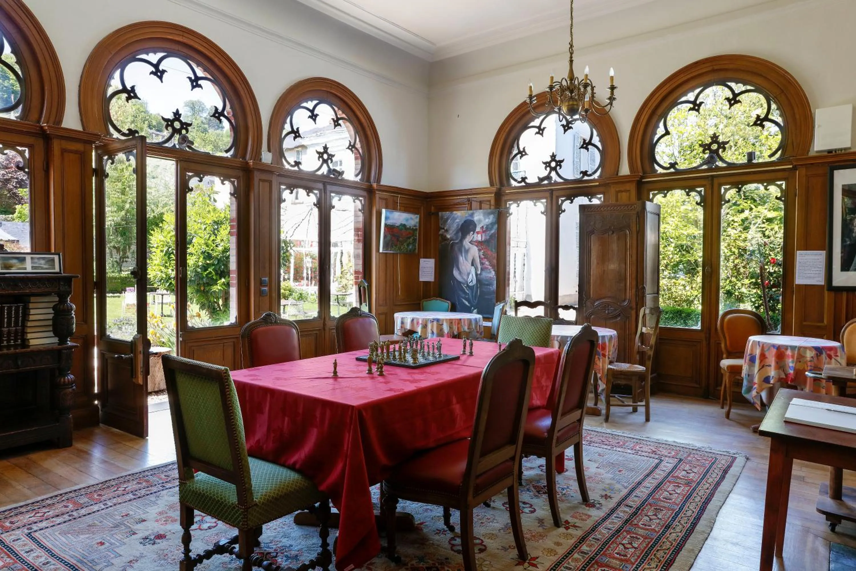 Communal lounge/ TV room in Hôtel L'Ecrin