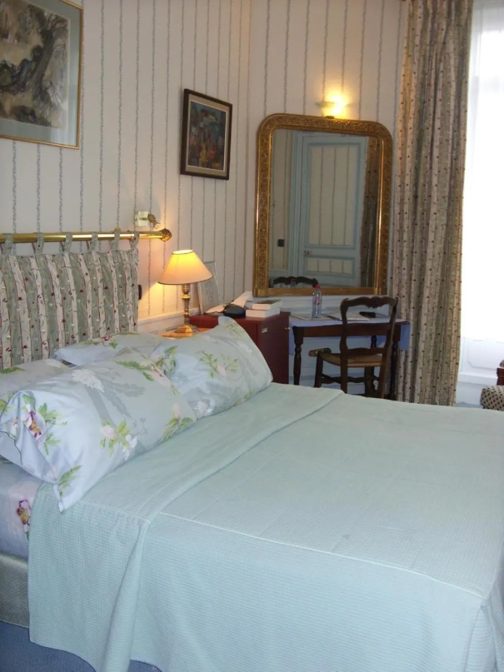 Bed in Hôtel L'Ecrin