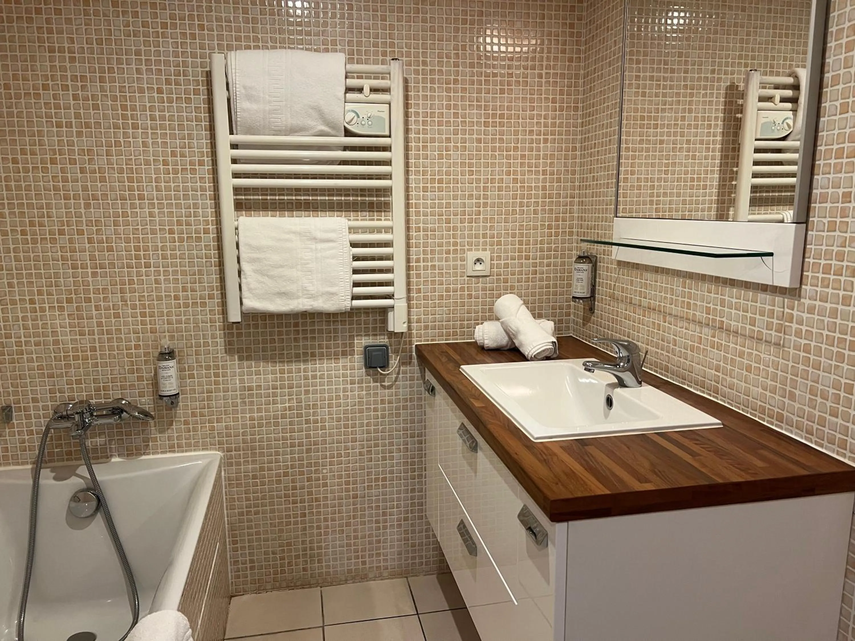 Bathroom in Le Trophée Boutique Hôtel Spa- La Loggia Appart'hôtel