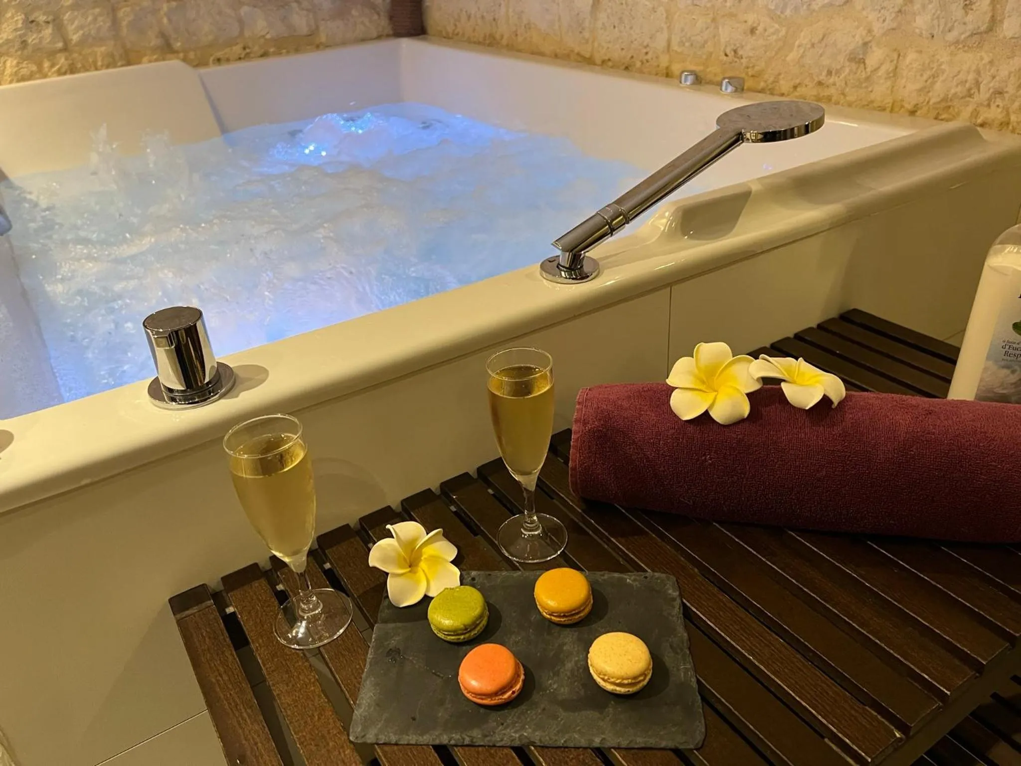 Hot Tub in Le Trophée Boutique Hôtel Spa- La Loggia Appart'hôtel