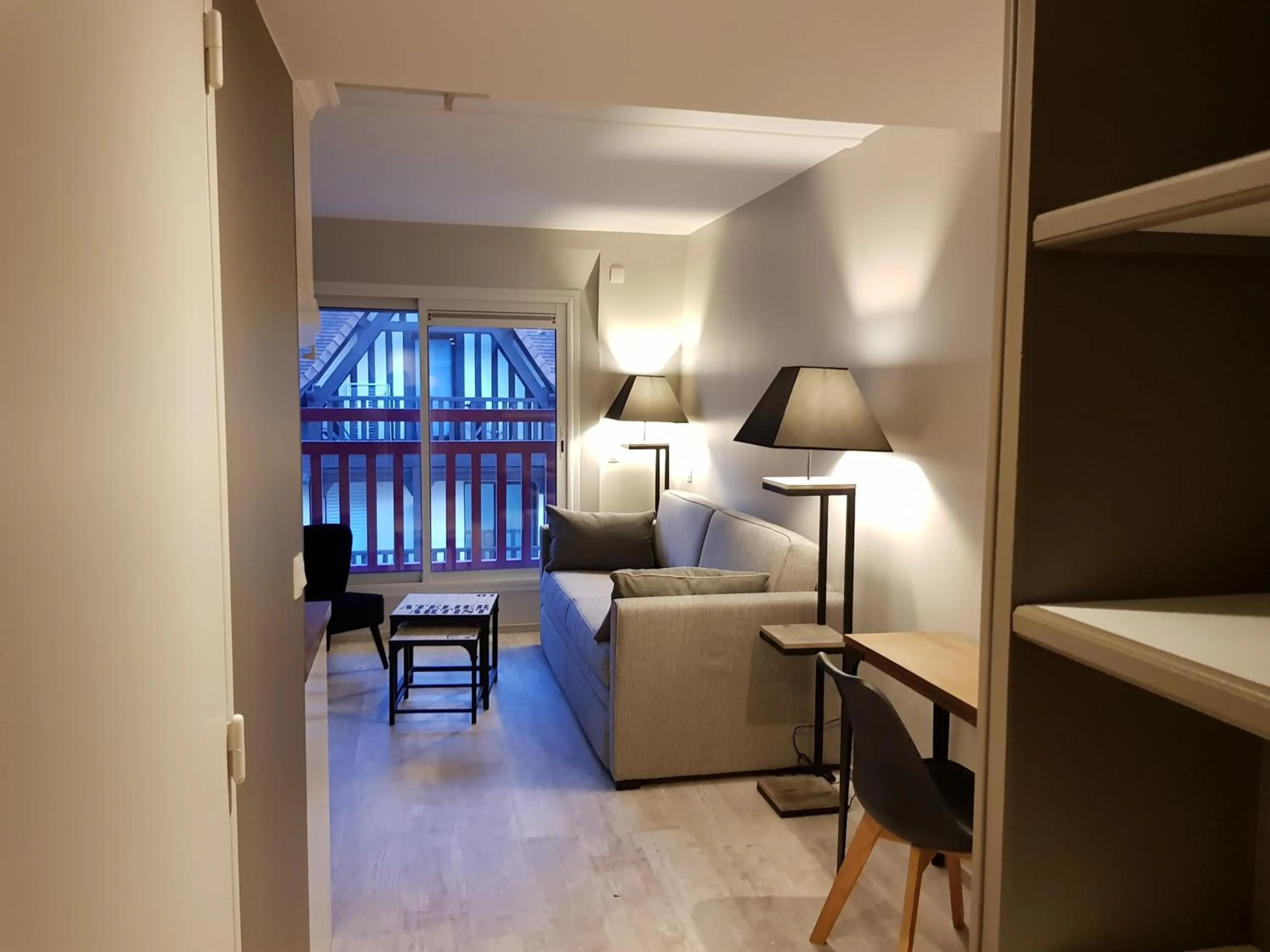 Living room, Bed in Le Trophée Boutique Hôtel Spa- La Loggia Appart'hôtel