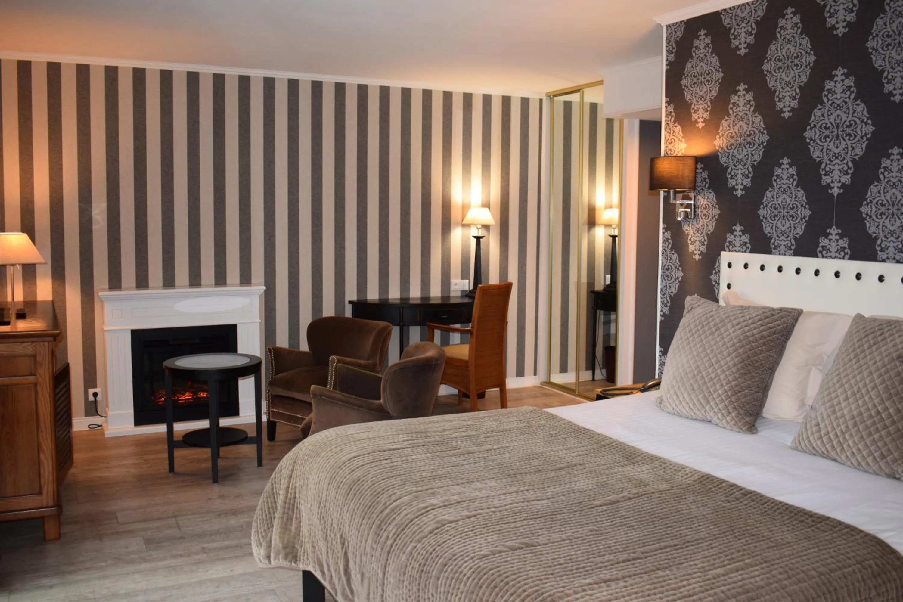 Photo of the whole room, Bed in Le Trophée Boutique Hôtel Spa- La Loggia Appart'hôtel