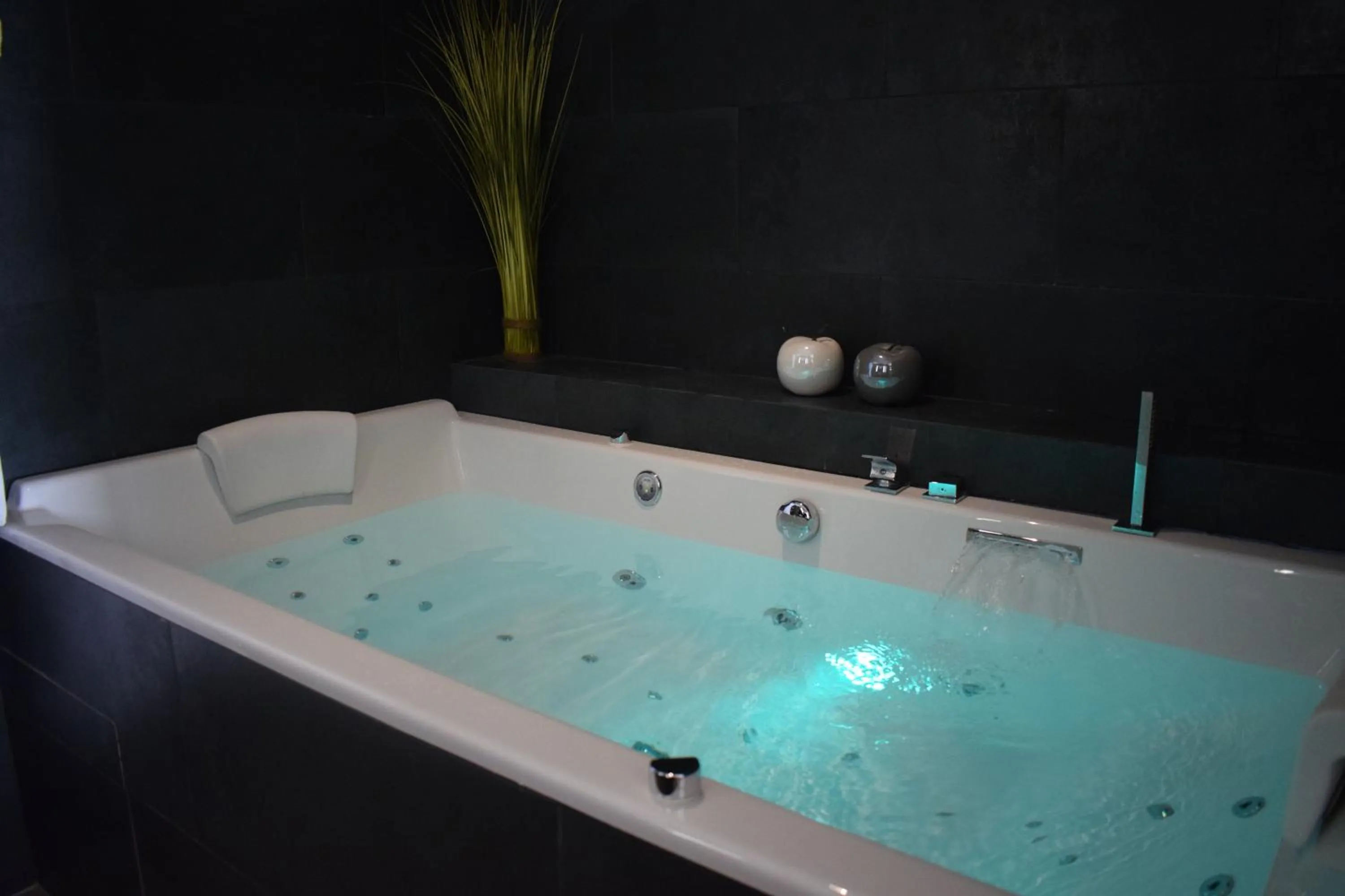 Bath in Le Trophée Boutique Hôtel Spa- La Loggia Appart'hôtel