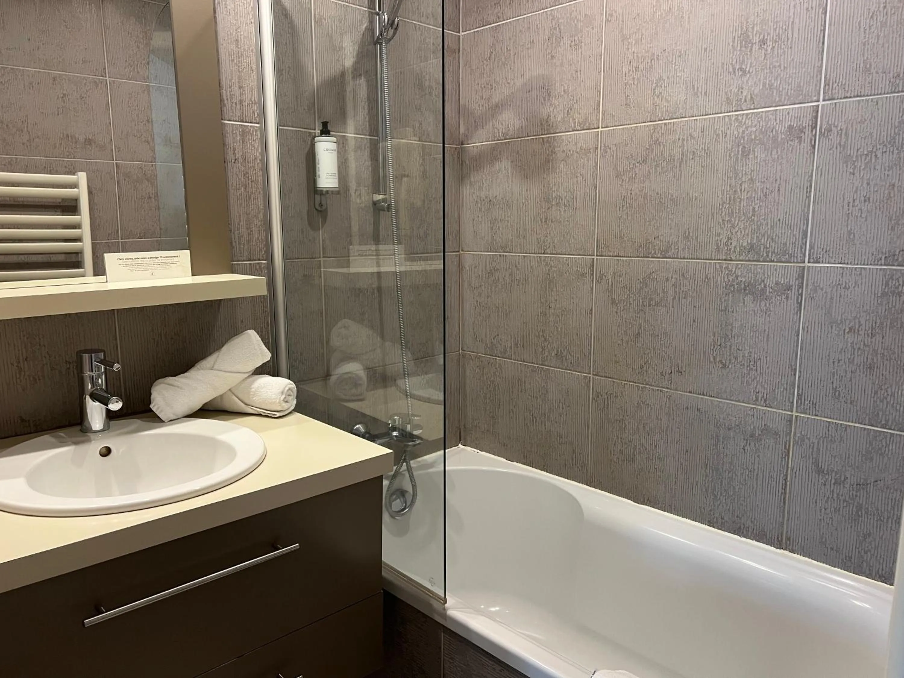 Bathroom in Le Trophée Boutique Hôtel Spa- La Loggia Appart'hôtel