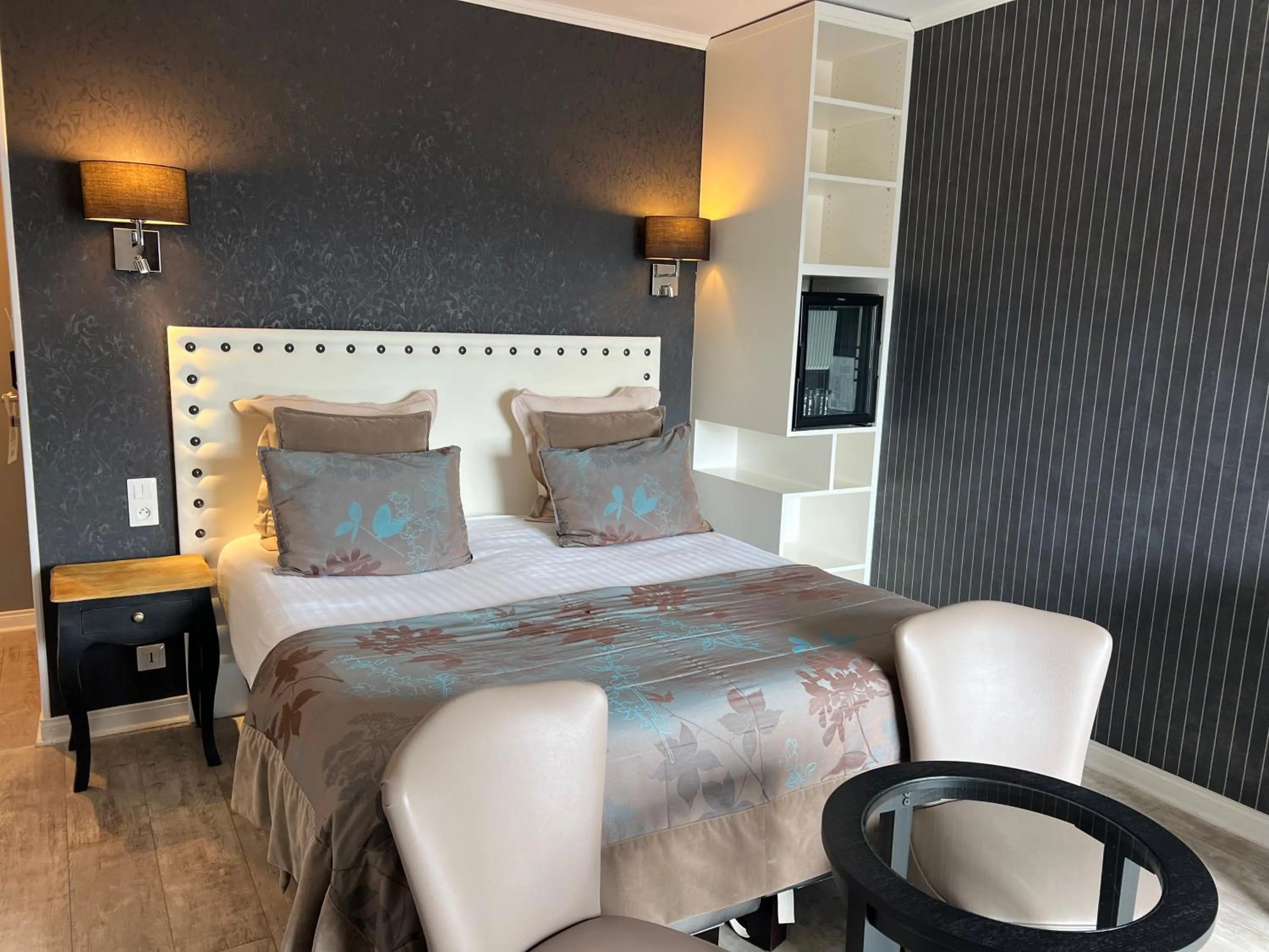 Bed in Le Trophée Boutique Hôtel Spa- La Loggia Appart'hôtel