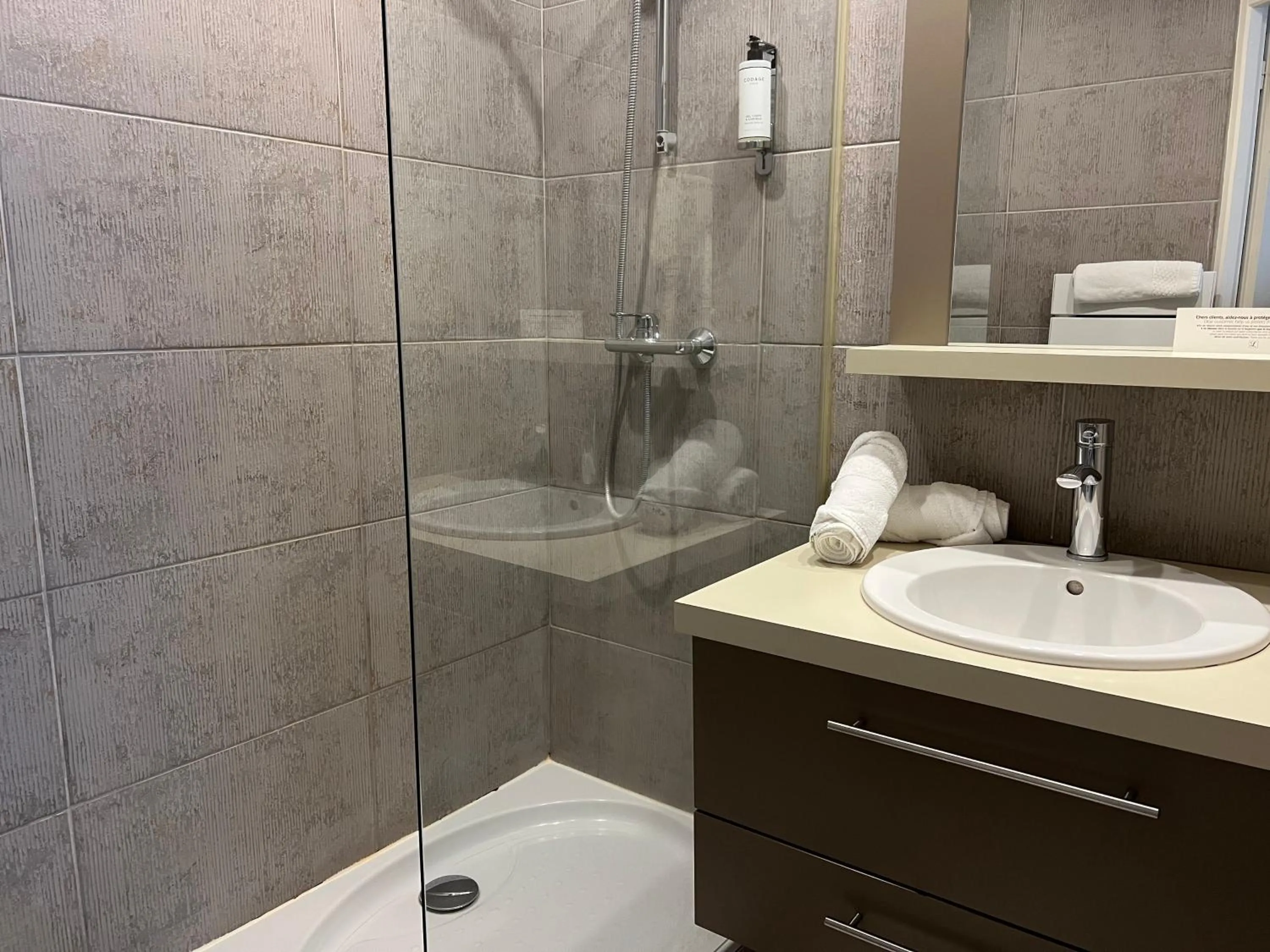 Shower in Le Trophée Boutique Hôtel Spa- La Loggia Appart'hôtel