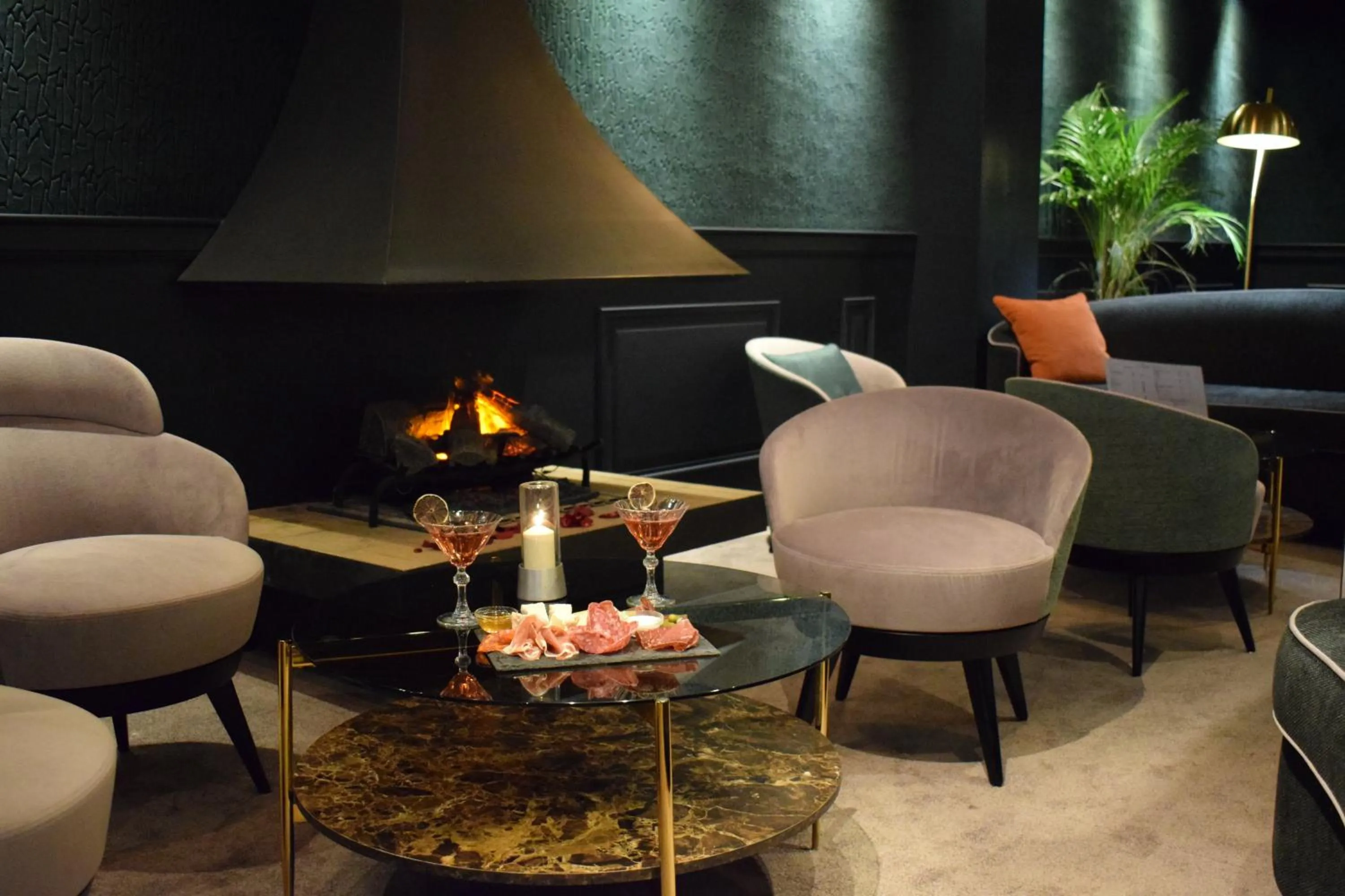 Lounge or bar in Le Trophée Boutique Hôtel Spa- La Loggia Appart'hôtel