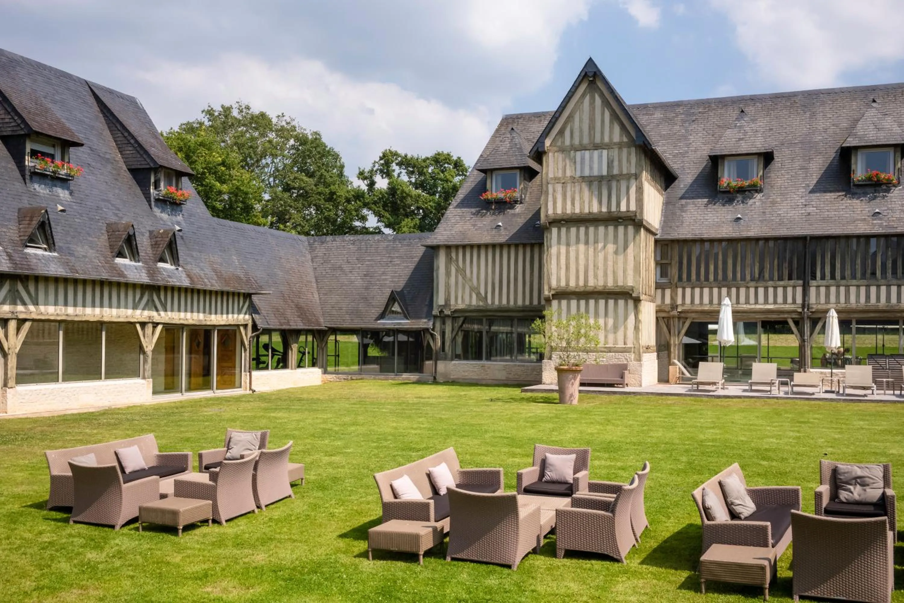 Facade/entrance in Les Manoirs de Tourgéville
