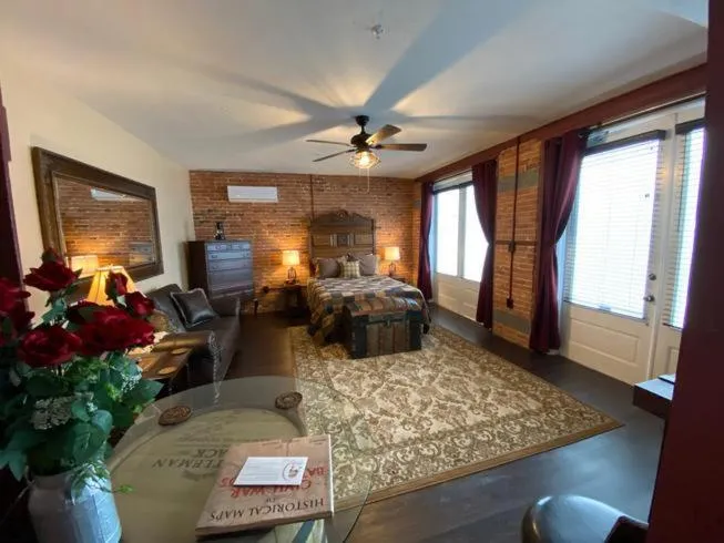 Bed in The Swope Manor Bed & Breakfast