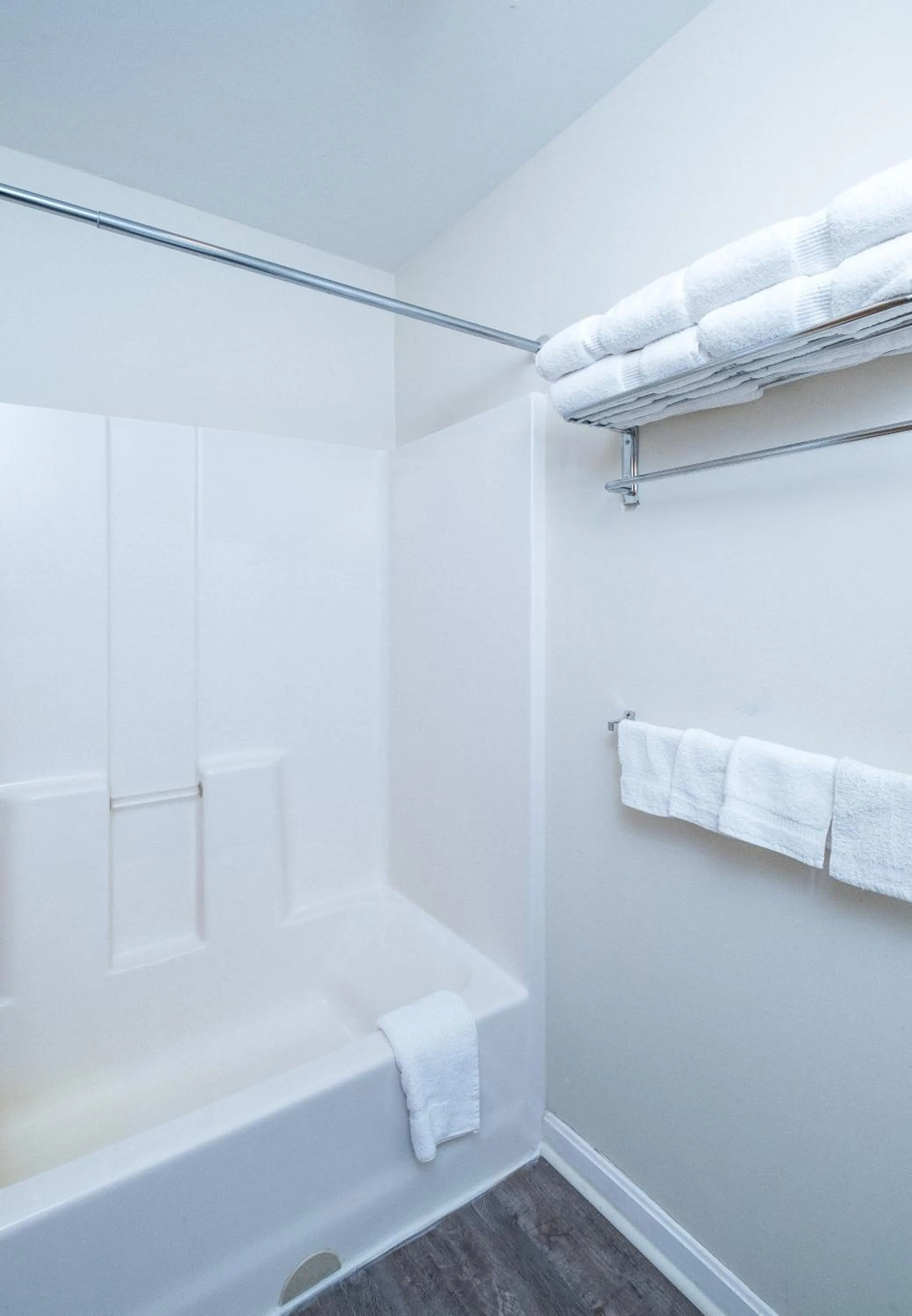Bathroom, Bed in Casco Bay Inn
