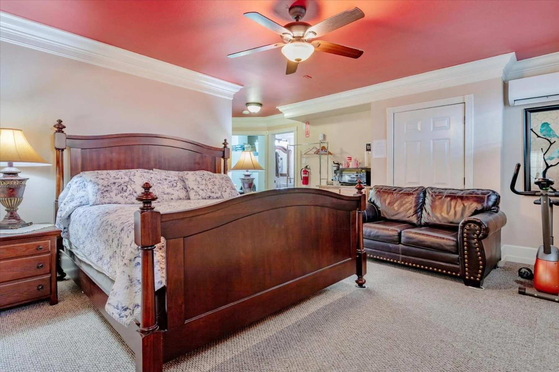 Photo of the whole room, Bed in The Silk Pincushion