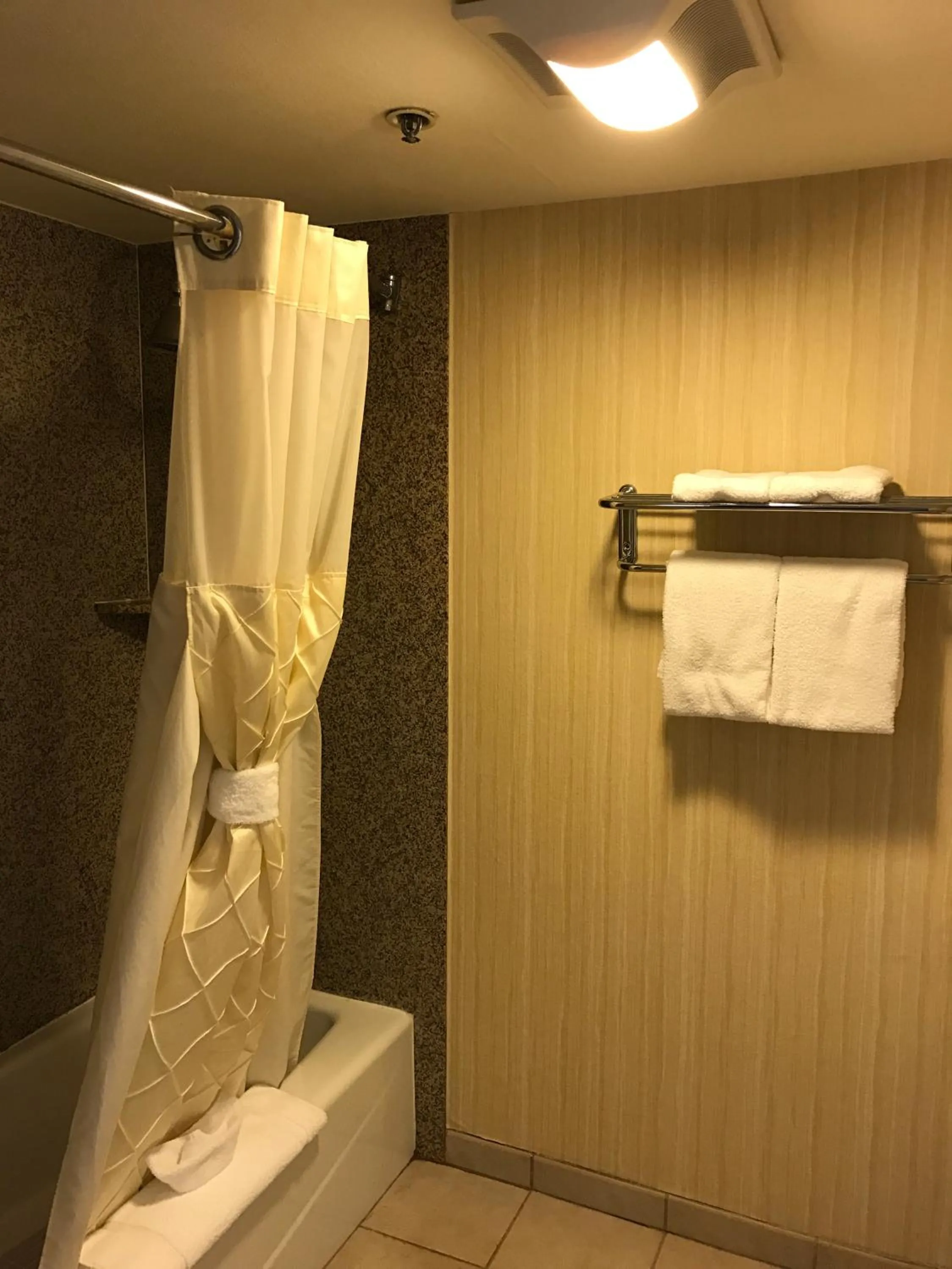 Bathroom in Oak Tree Inn