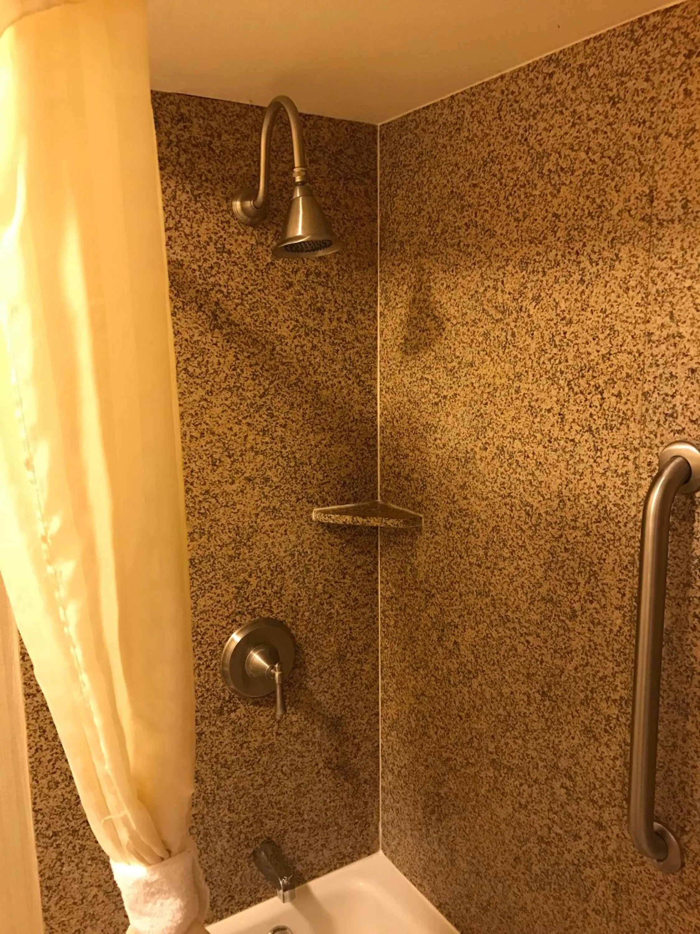 Bathroom in Oak Tree Inn