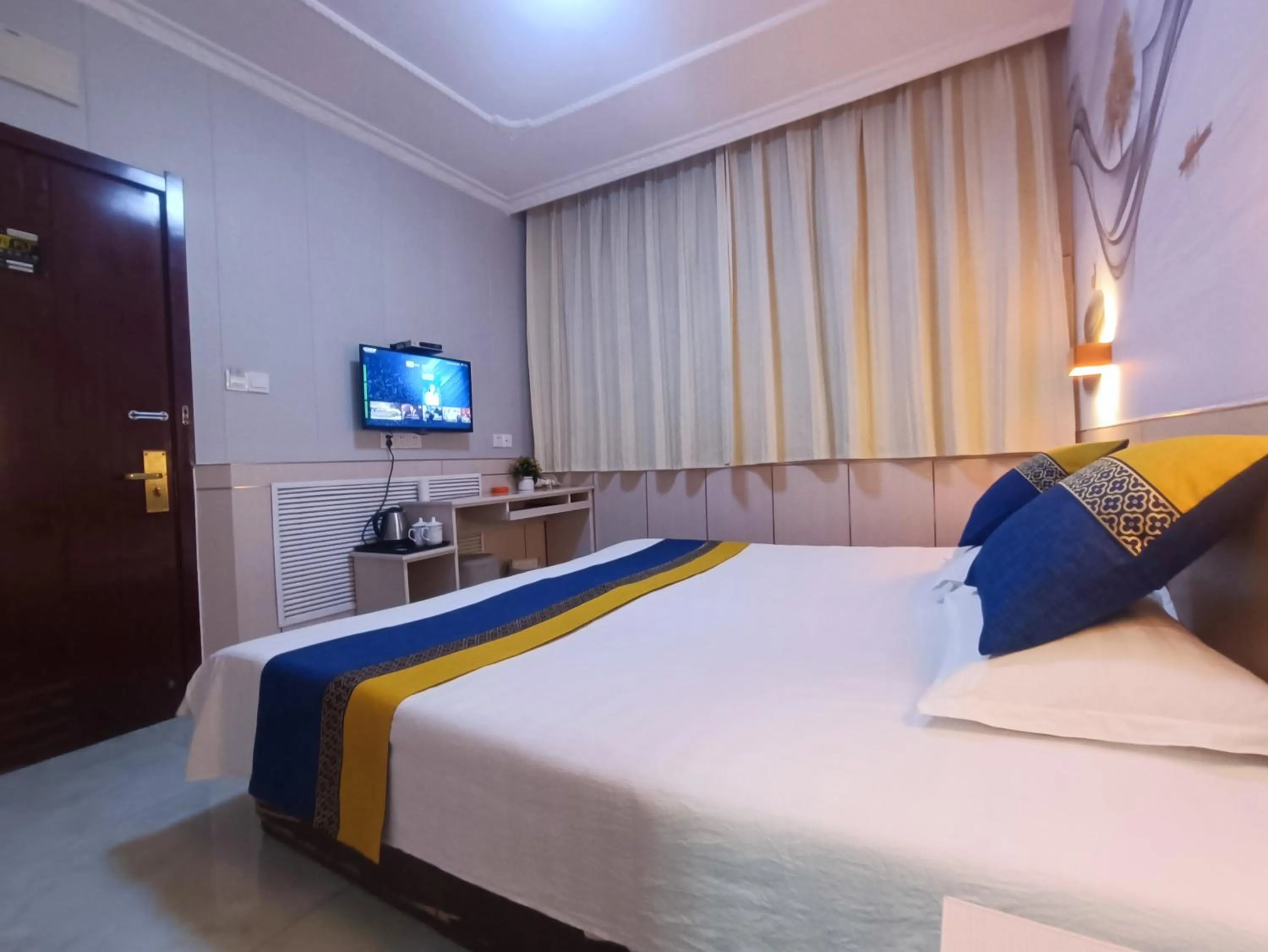 Photo of the whole room, Bed in Qufu Garden Hotel