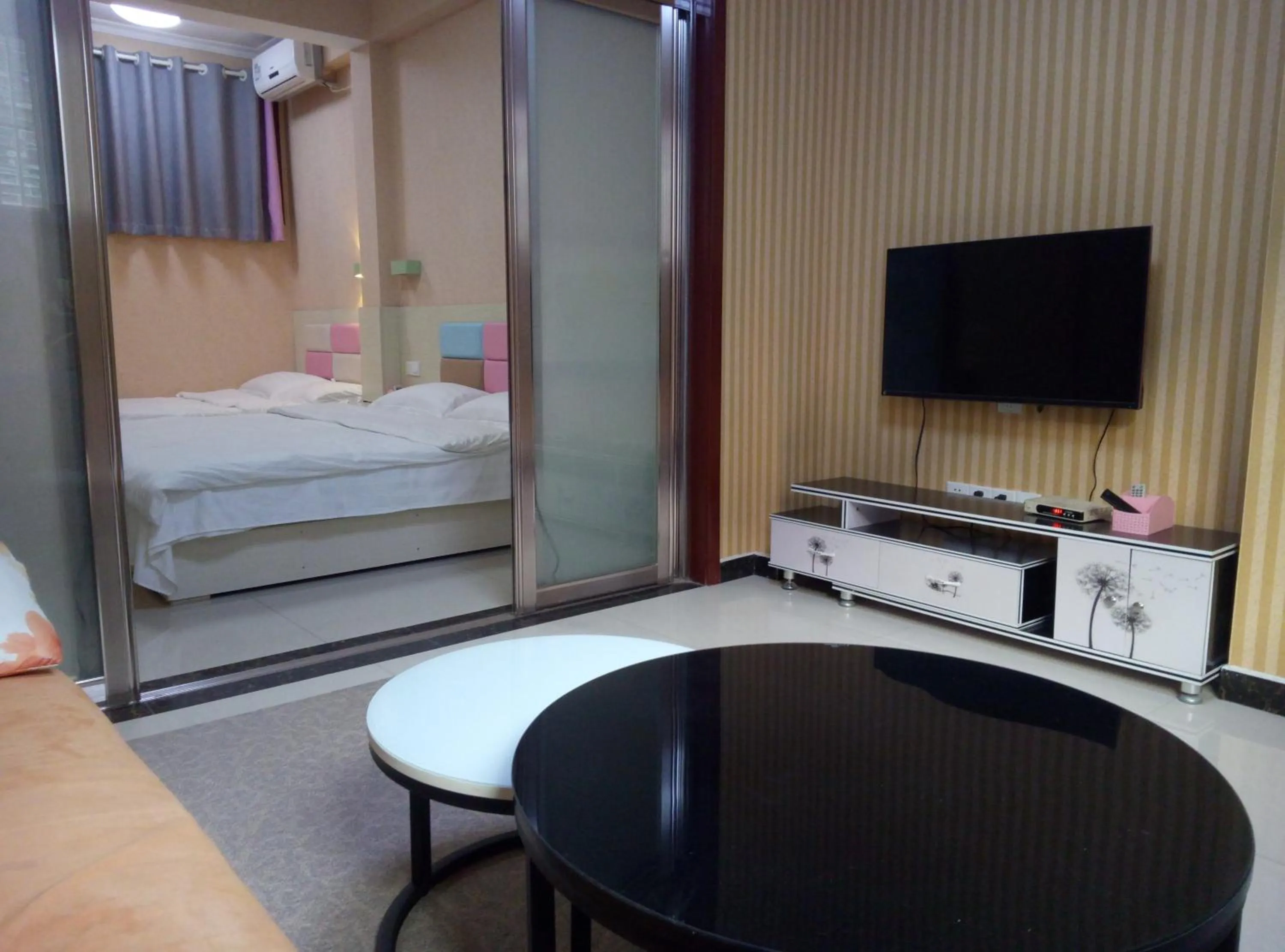 Decorative detail, Bed in Qufu Garden Hotel