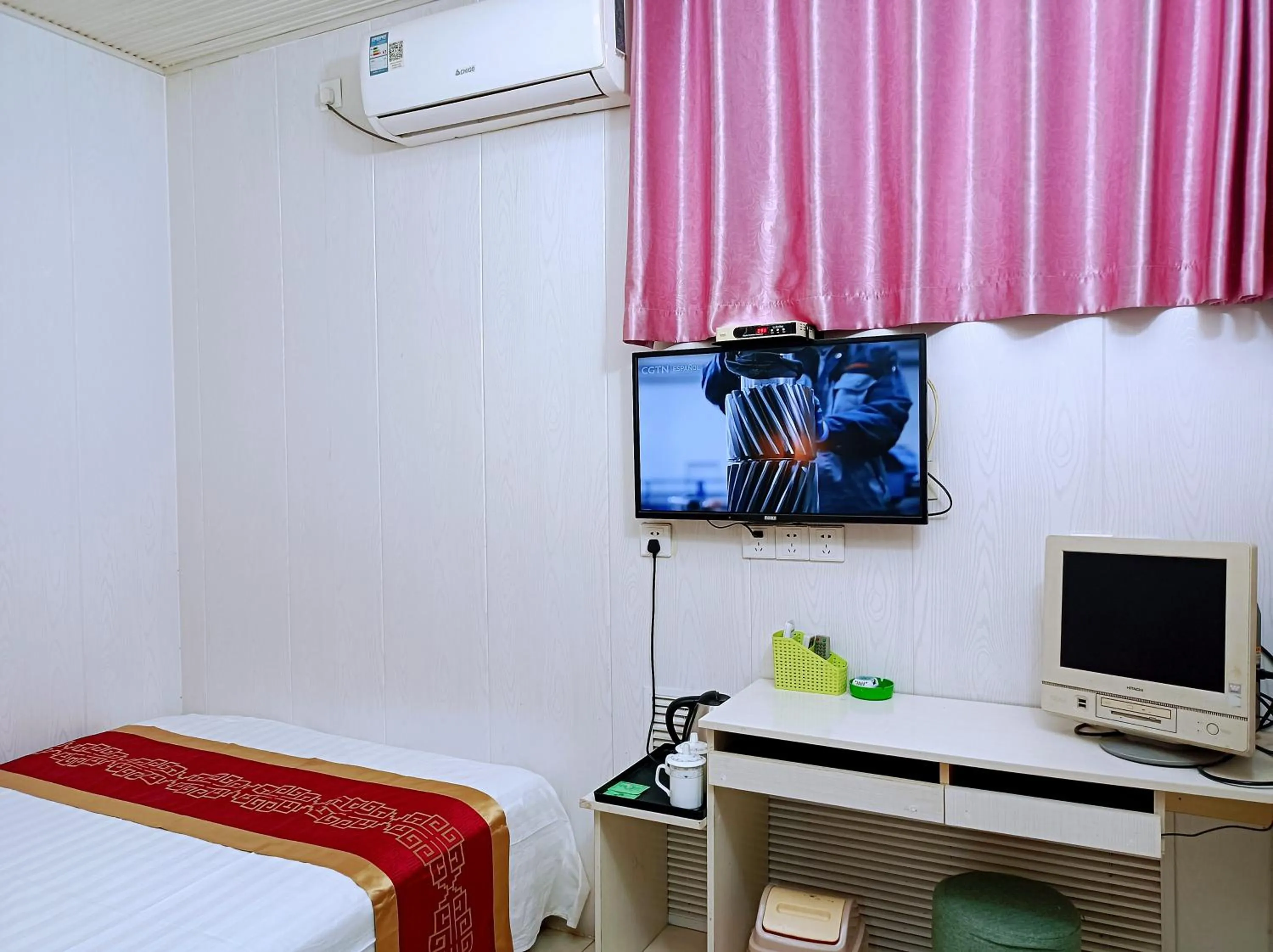 Photo of the whole room, Bed in Qufu Garden Hotel