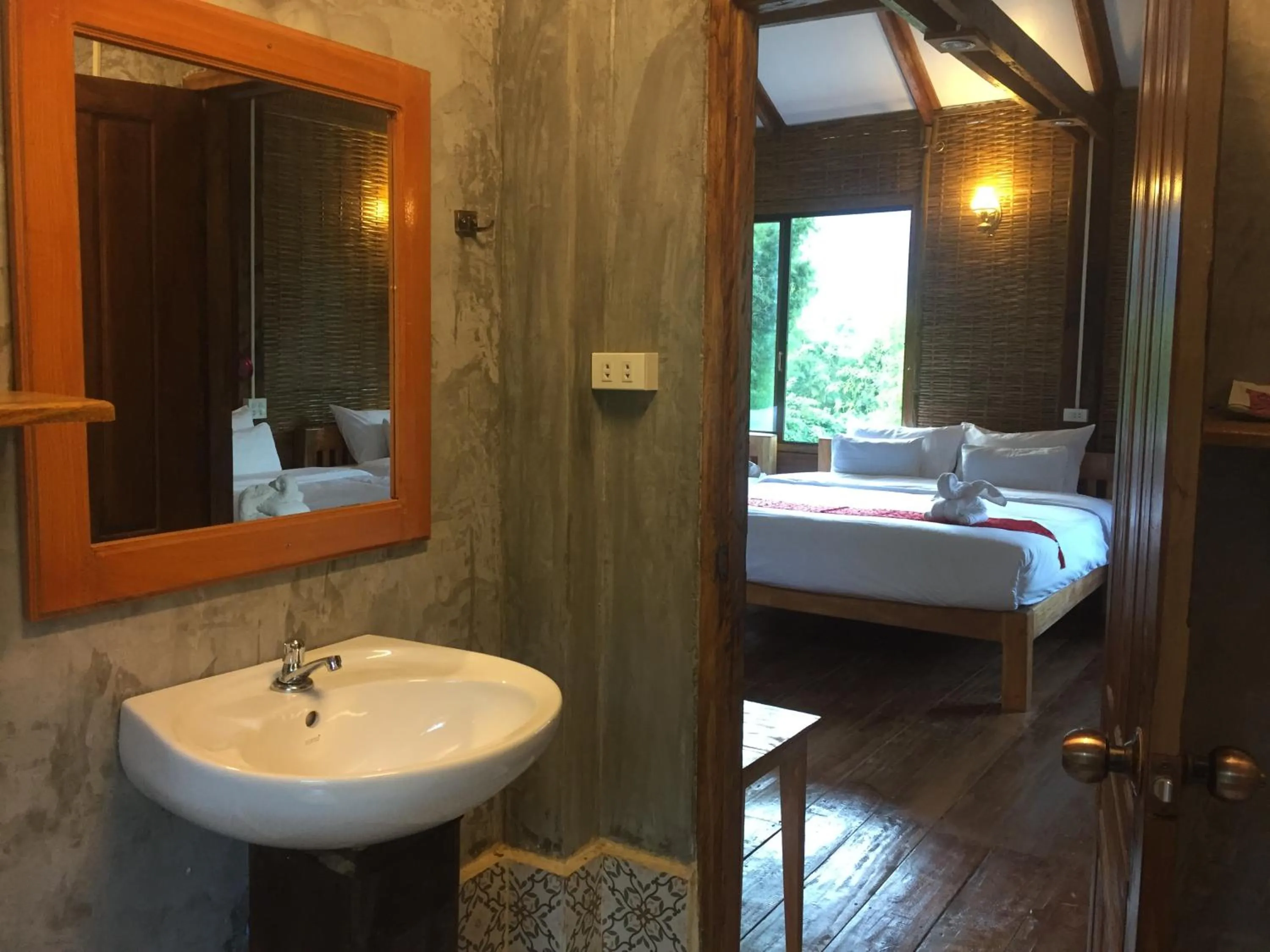 Bathroom, Bed in Phoxay Ngam Resort