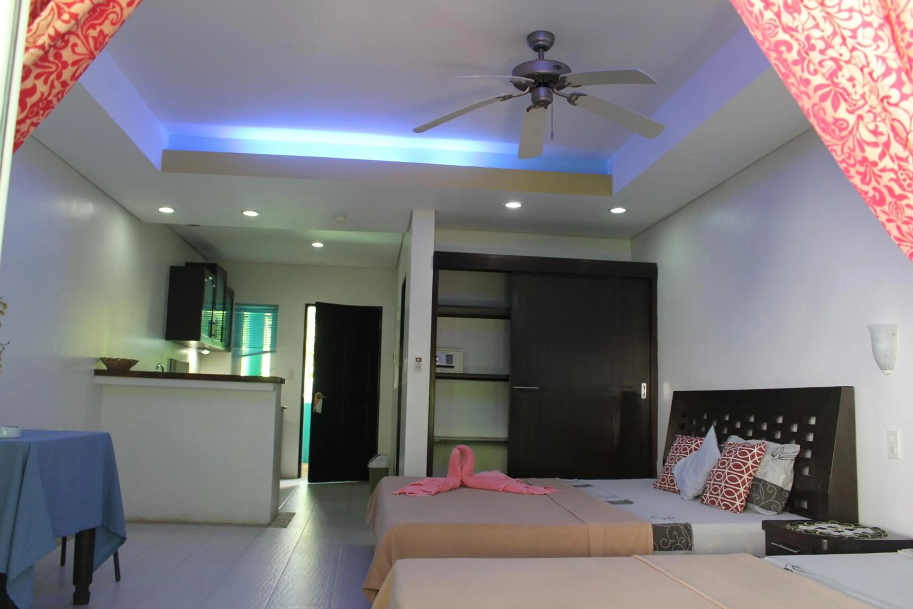 Bed in Sundown Resort & Austrian Pension House