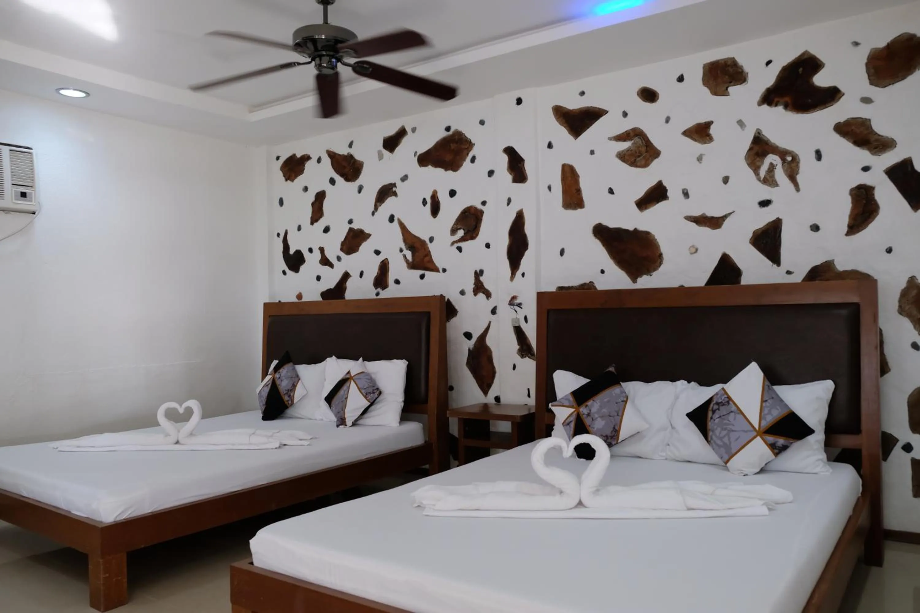 Bedroom, Bed in Sundown Resort & Austrian Pension House