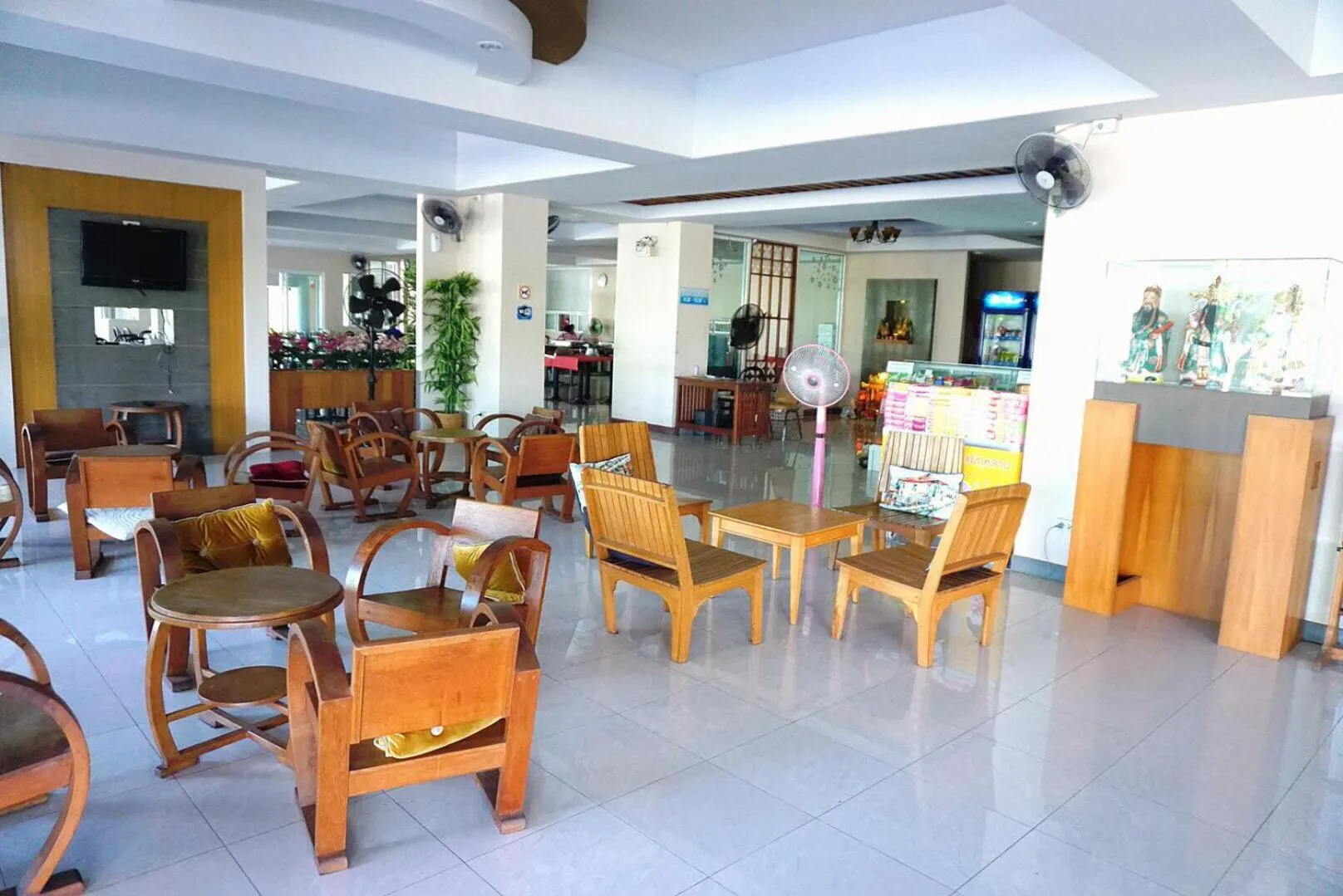 Communal lounge/ TV room in Maihom Resort Hotel