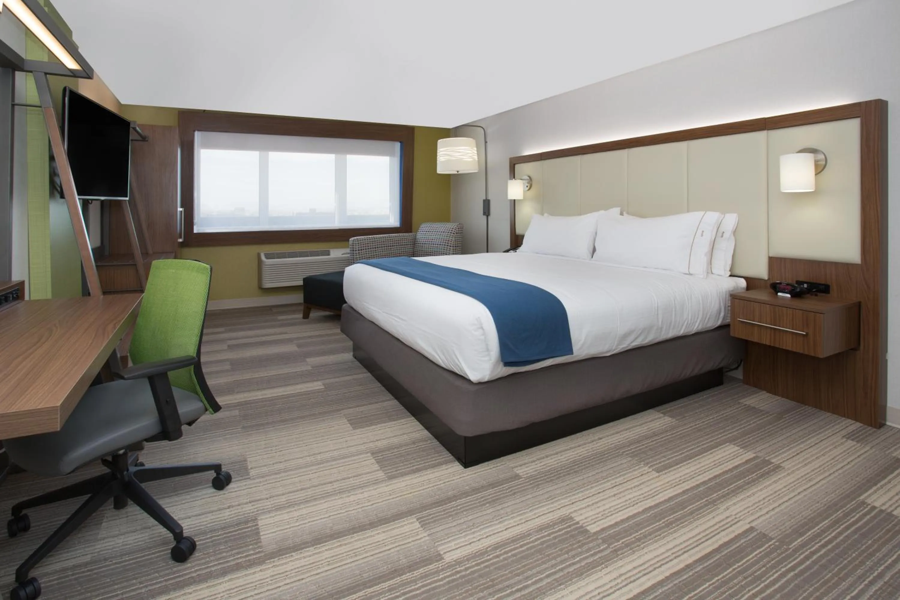 Bedroom, Bed in Holiday Inn Express & Suites - Brenham South by IHG