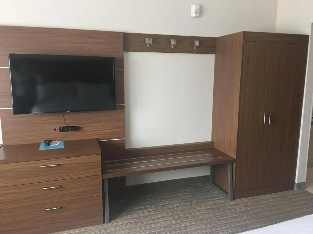 Standard King Room with Walk-In Shower in Holiday Inn Express & Suites - Brenham South by IHG Standard King Room with Walk-In Shower in Holiday Inn Express & Suites - Brenham South by IHG