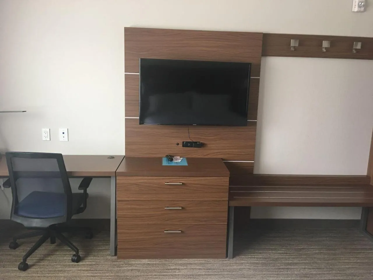 TV and multimedia in Holiday Inn Express & Suites - Brenham South by IHG