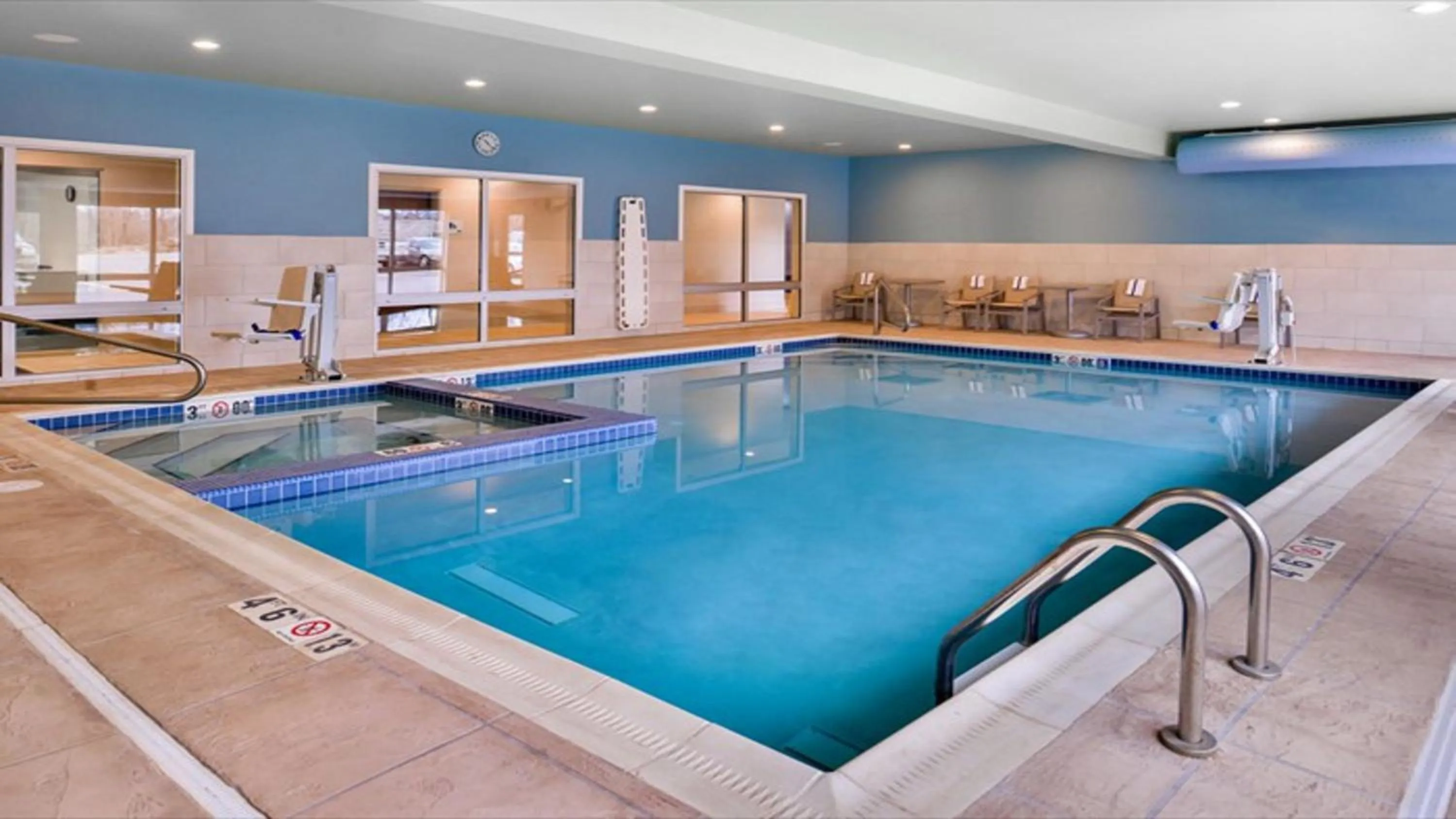 Swimming pool in Holiday Inn Express & Suites - Parkersburg East by IHG
