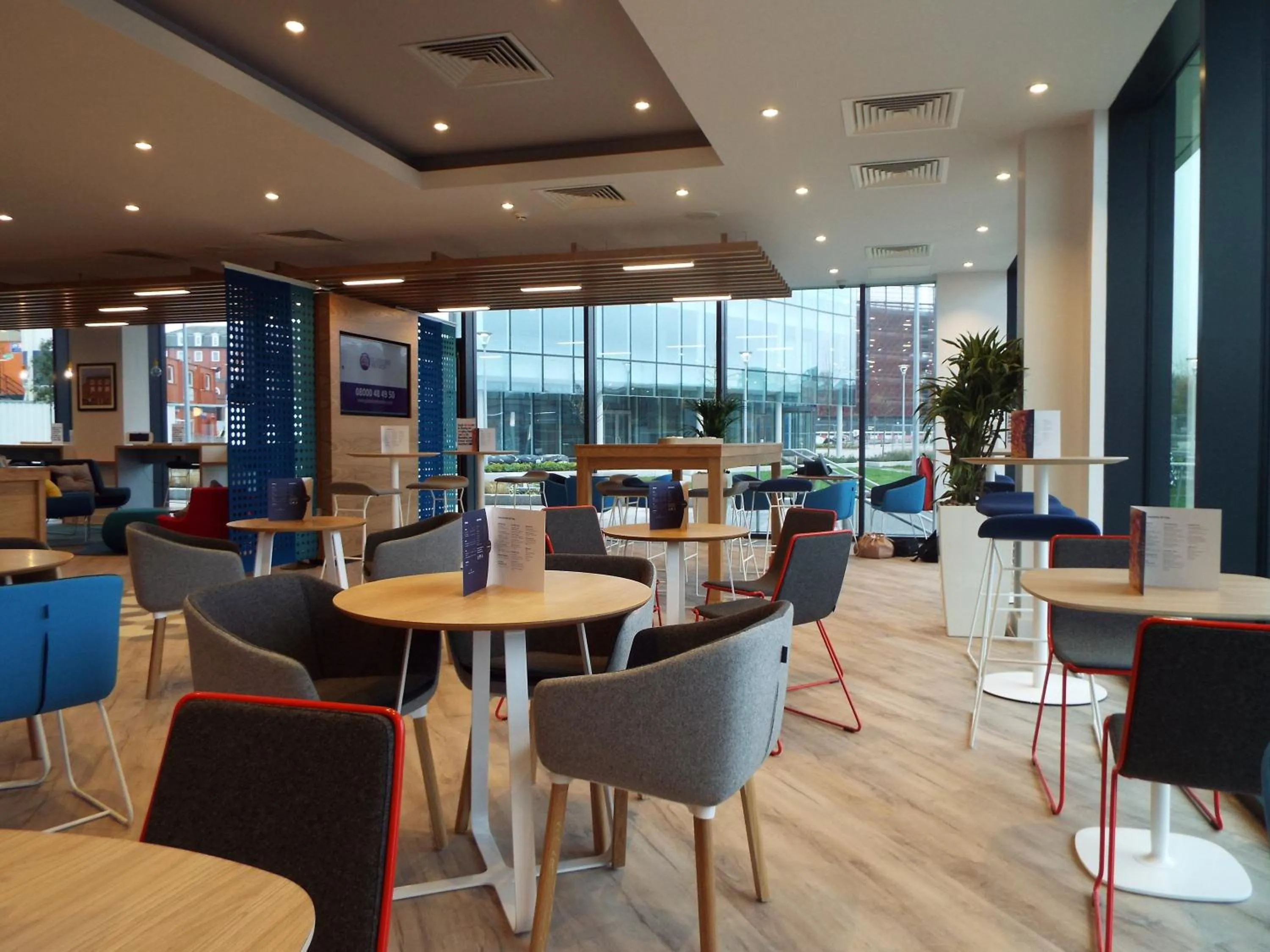 Lounge or bar in Holiday Inn Express - Stockport by IHG
