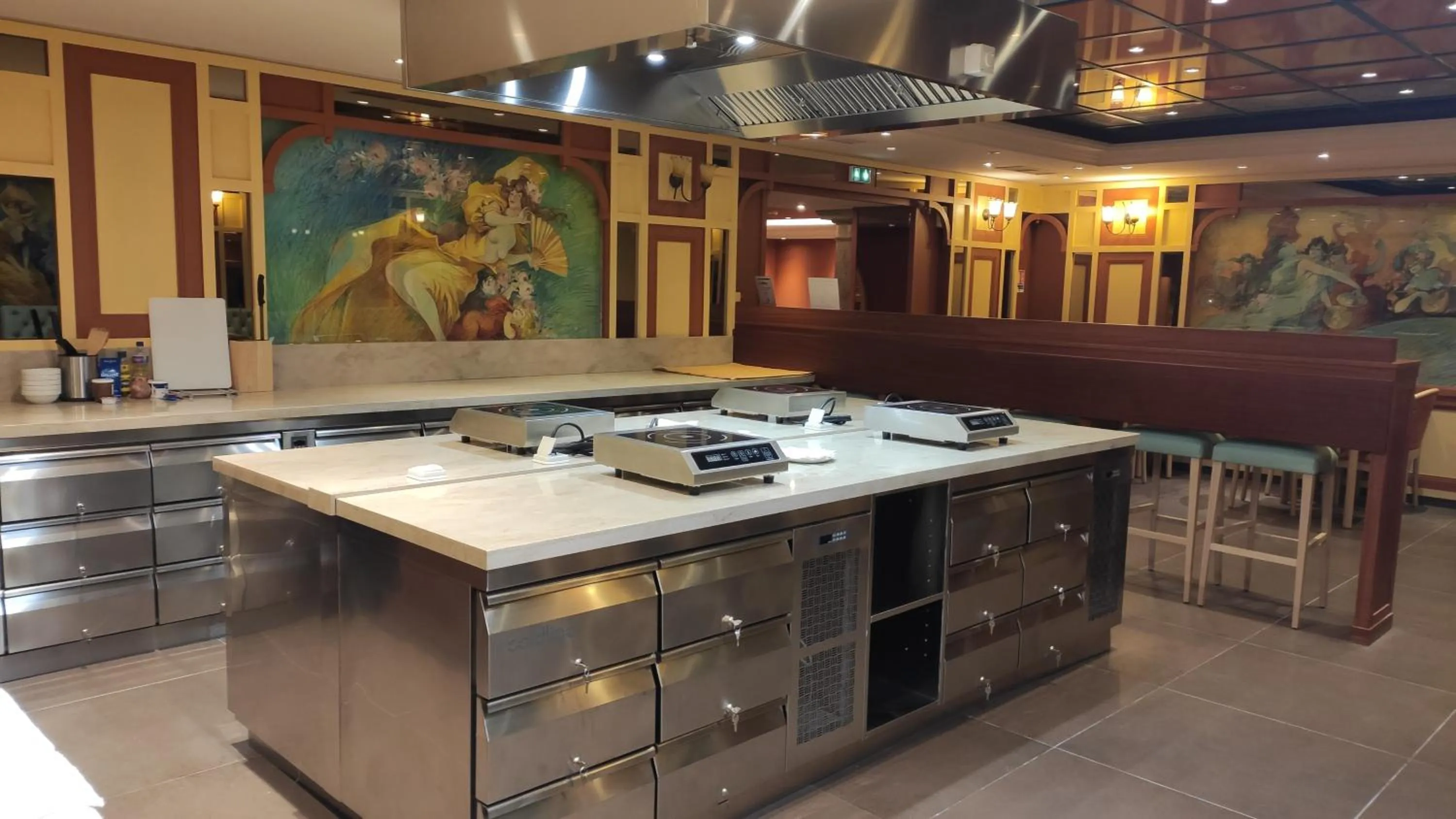 Communal kitchen in Residence Share Inn