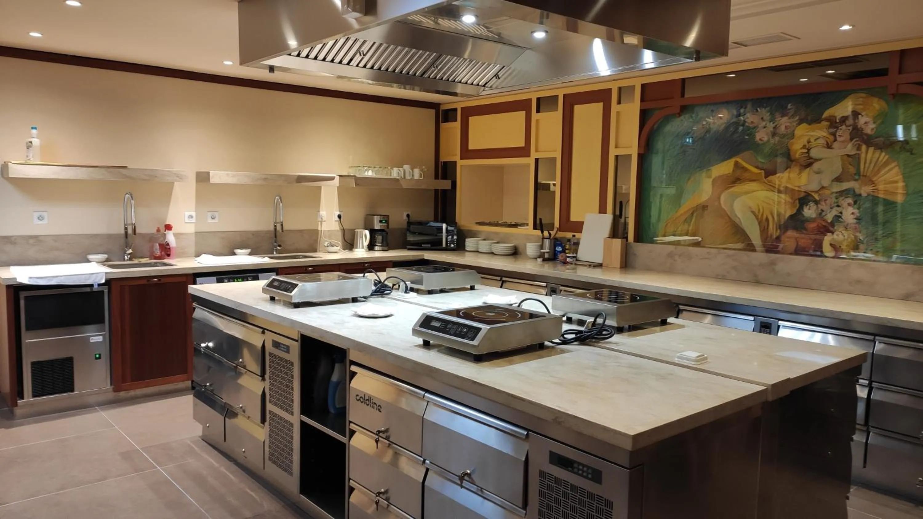 Communal kitchen in Residence Share Inn