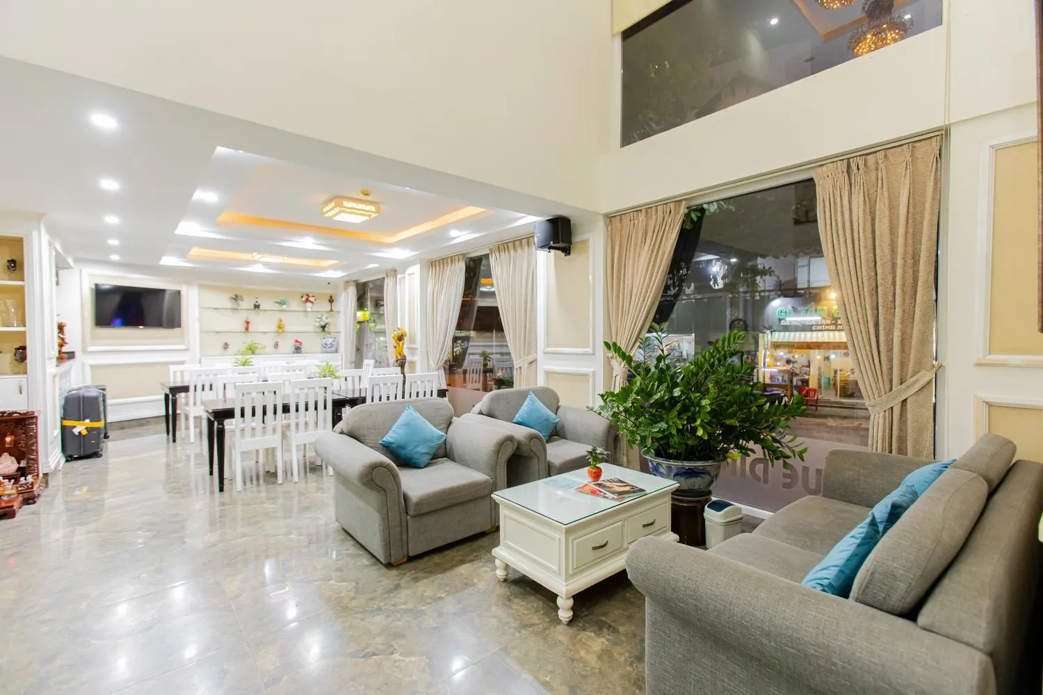 Communal lounge/ TV room in Blue Diamond Airport Hotel