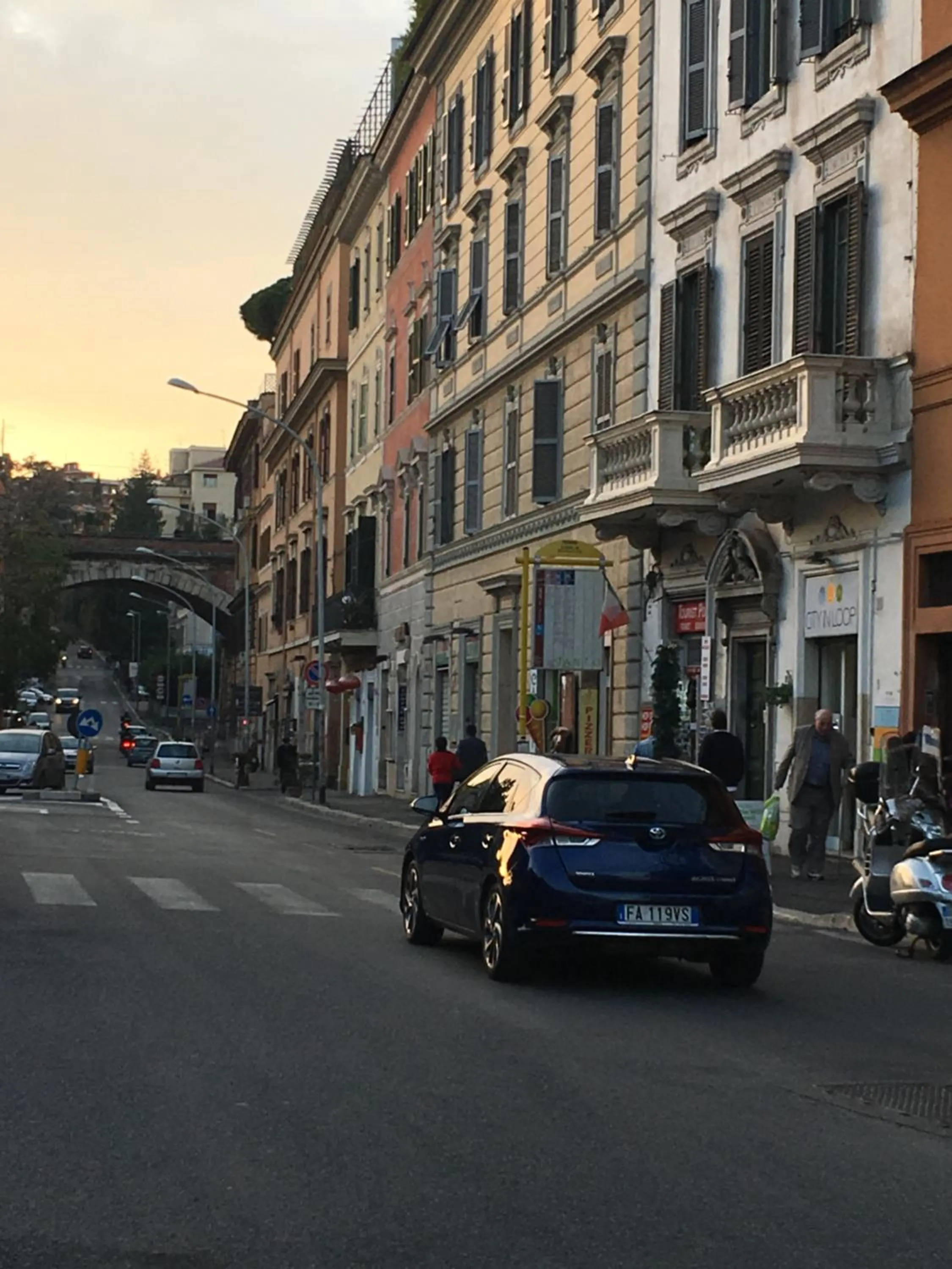 Restaurant/places to eat in Maru Apartment