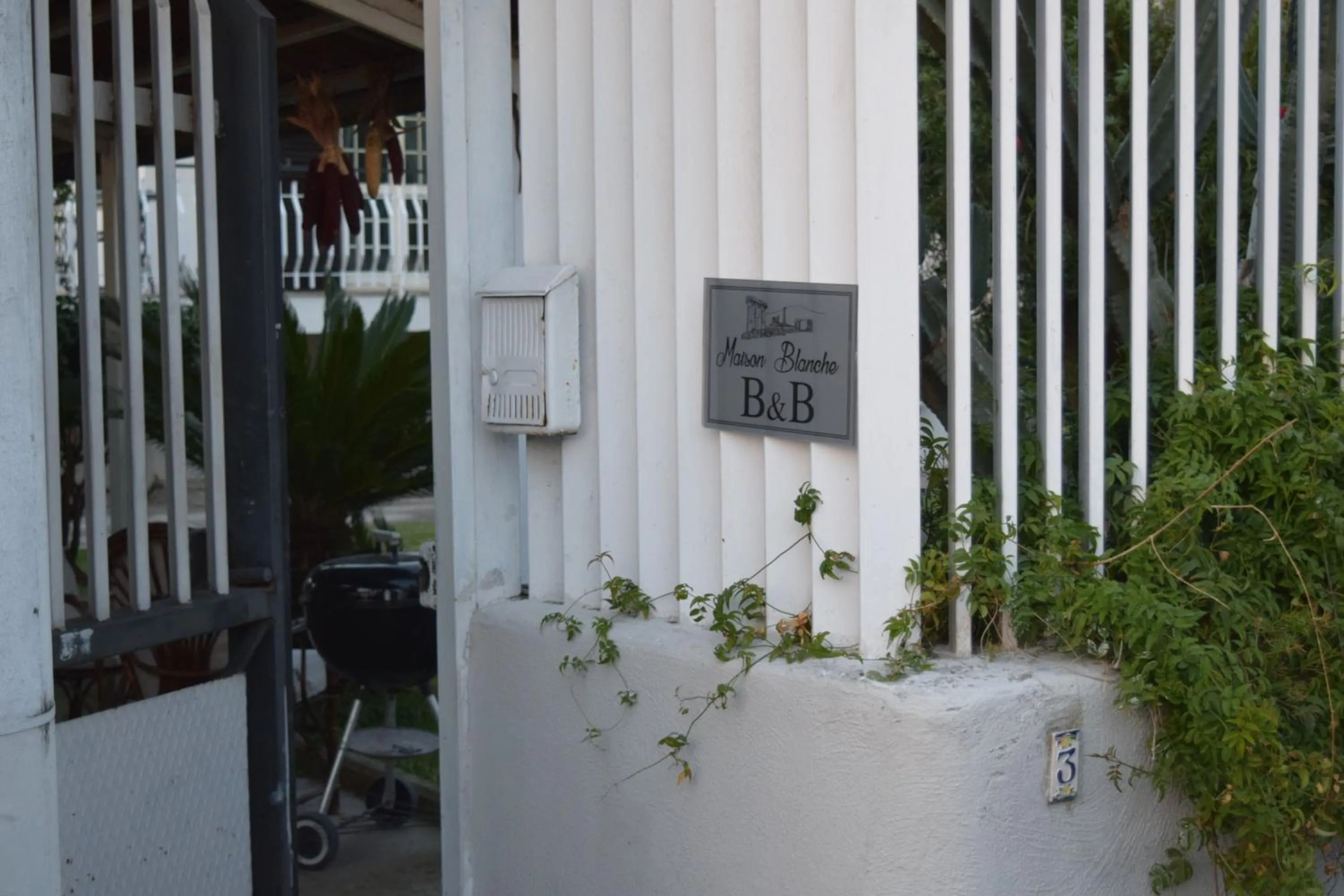 Facade/entrance in B&B Maison Blanche