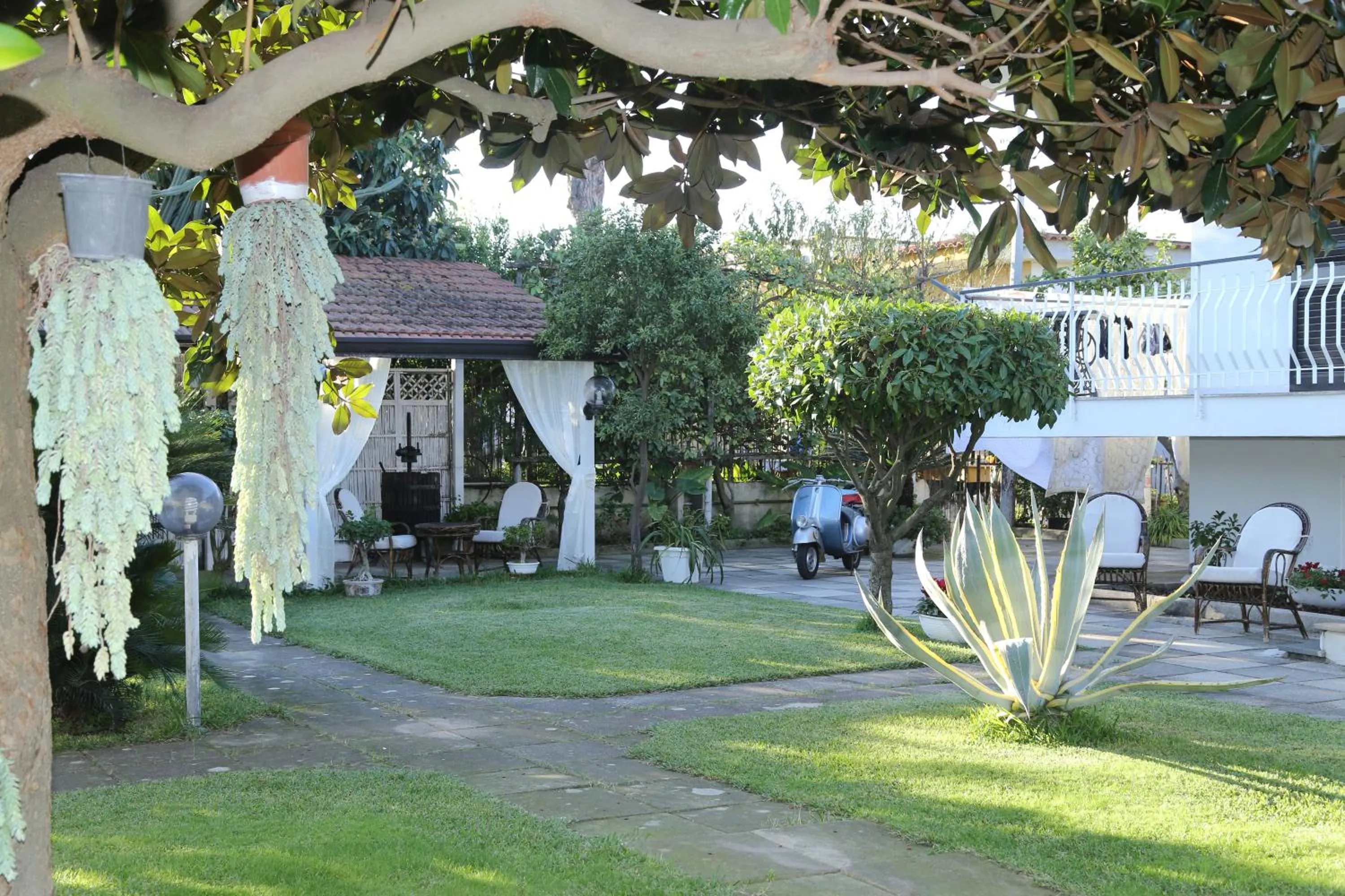 Garden view in B&B Maison Blanche