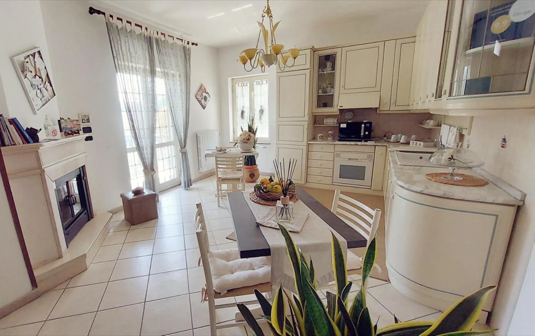 Kitchen or kitchenette in B&B Maison Blanche