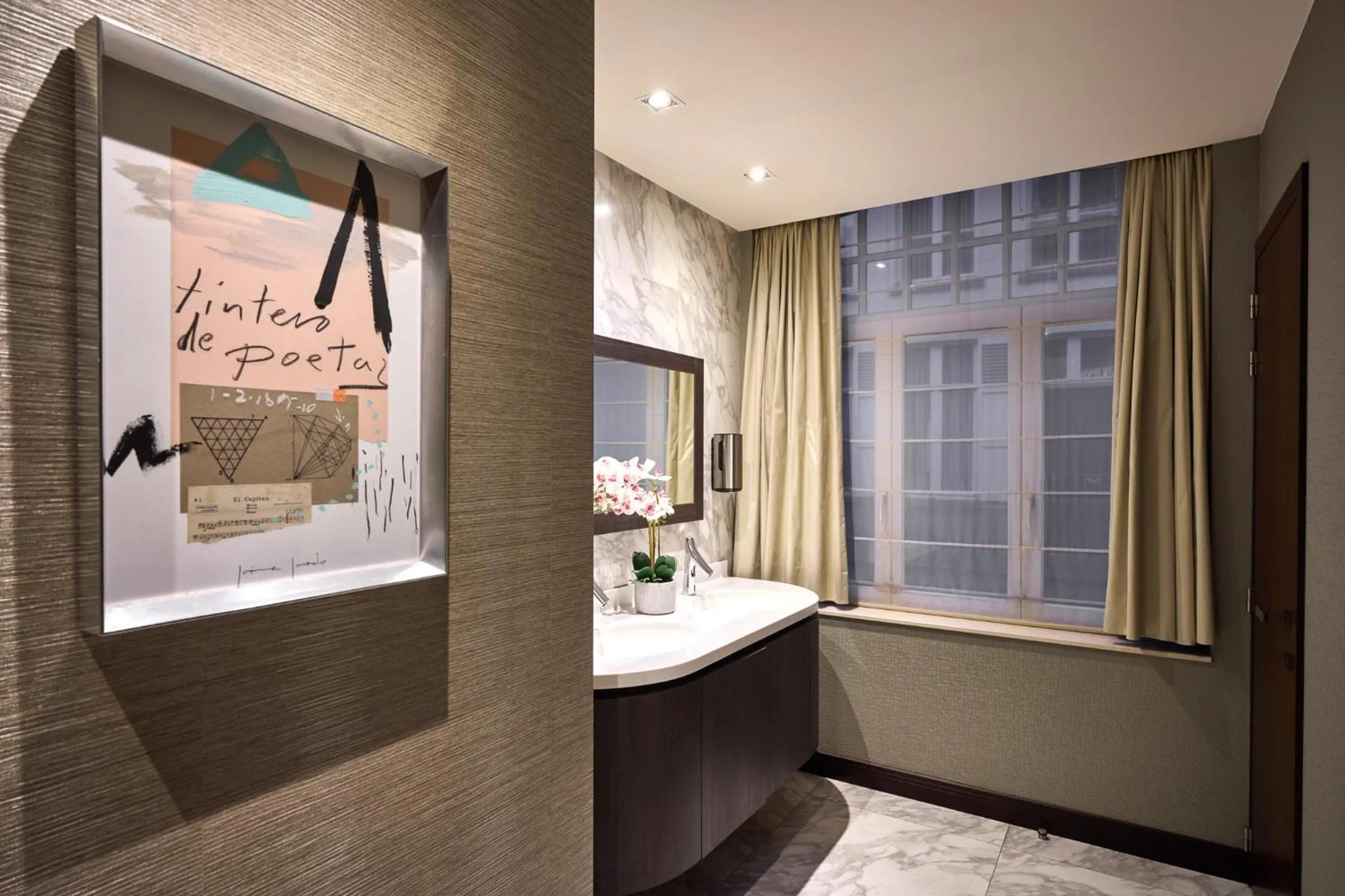 Toilet in Hotel Aragon