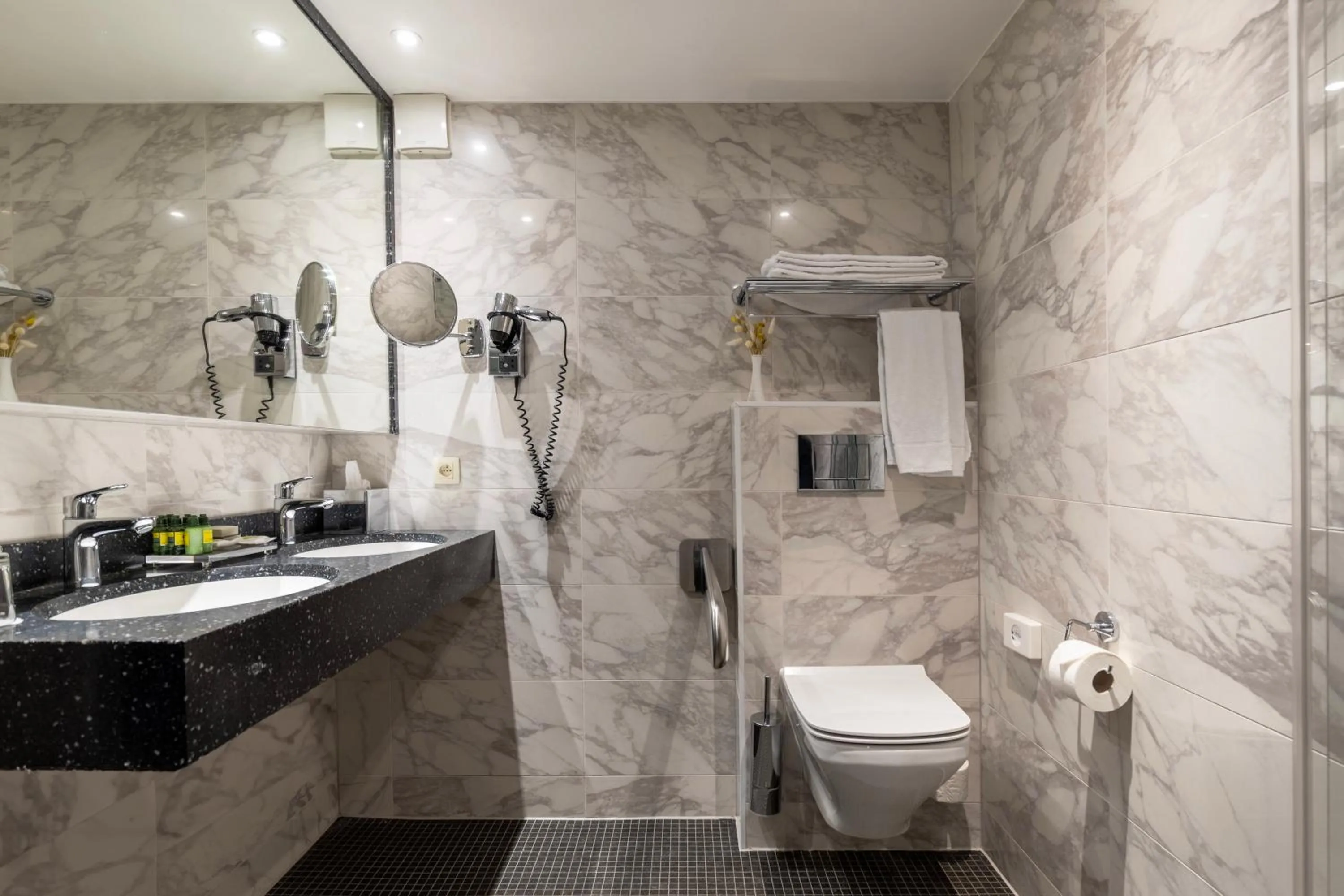 Toilet in Hotel Aragon