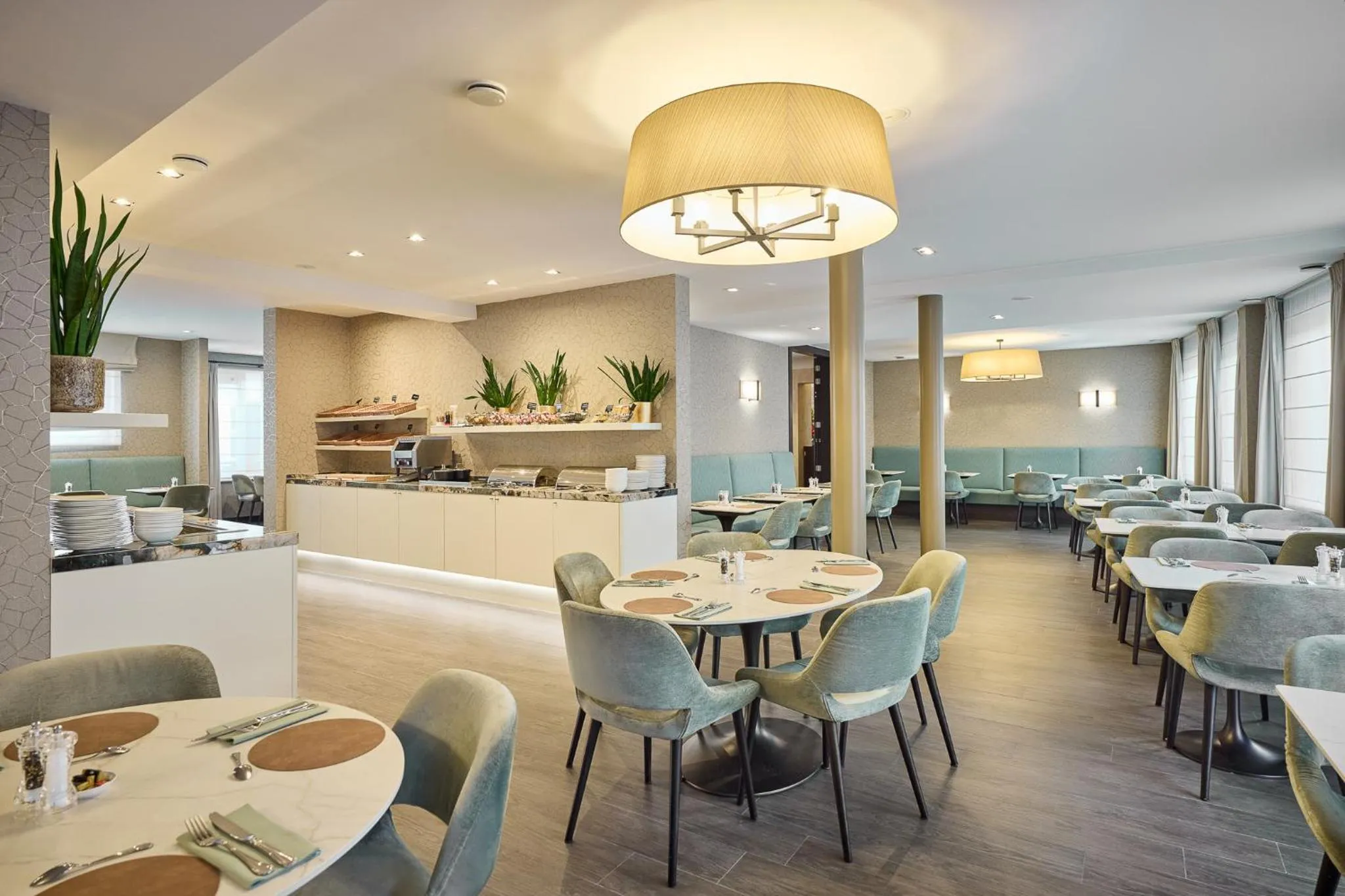 Restaurant/places to eat in Hotel Aragon