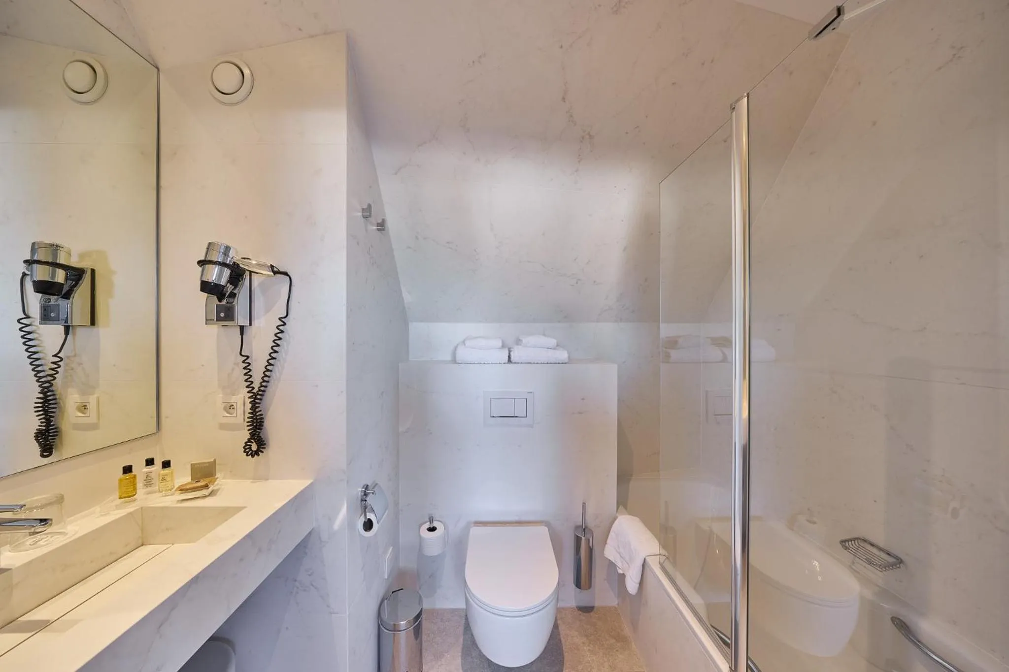 Shower in Hotel Aragon